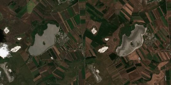 Zwischen den beiden Bildern liegen nur wenige Wochen: Links der Zicksee voll Wasser Anfang Juni, rechts ein fast vollkommen ausgetrockneter See am 24. Juli.