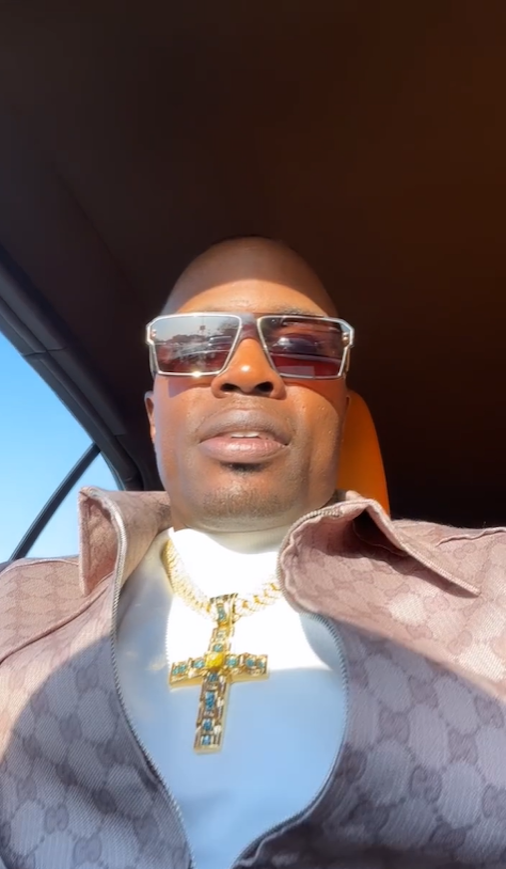 Auf Instagram zeigt sich Pfarrer Miller-Whitehead gerne in teuren Kleidern und mit viel Bling-Bling um den Hals.