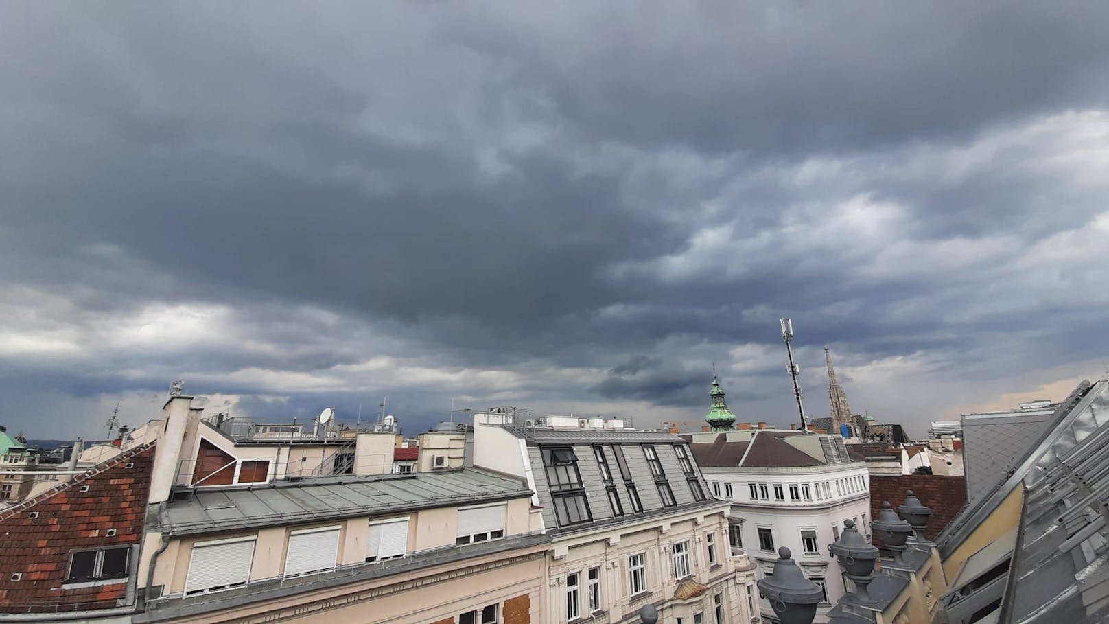 Dunkle Wolken über der Wiener City. Archivbild.&nbsp;