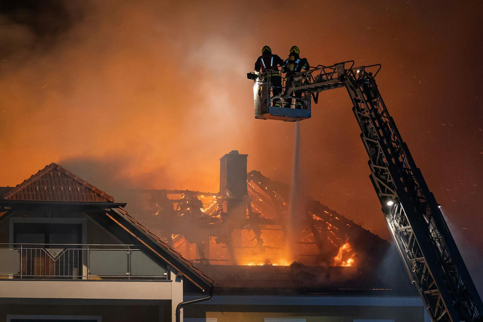 Blitz bei "Extrem-Gewitter" – Bauernhaus in Flammen