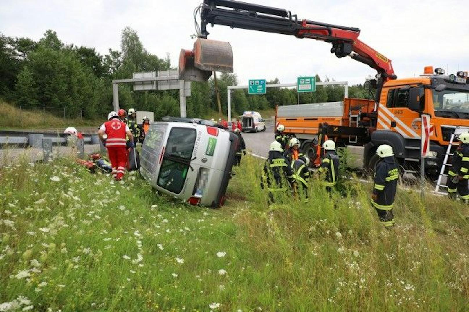 Das Fahrzeug wurde mit dem Kran geborgen.