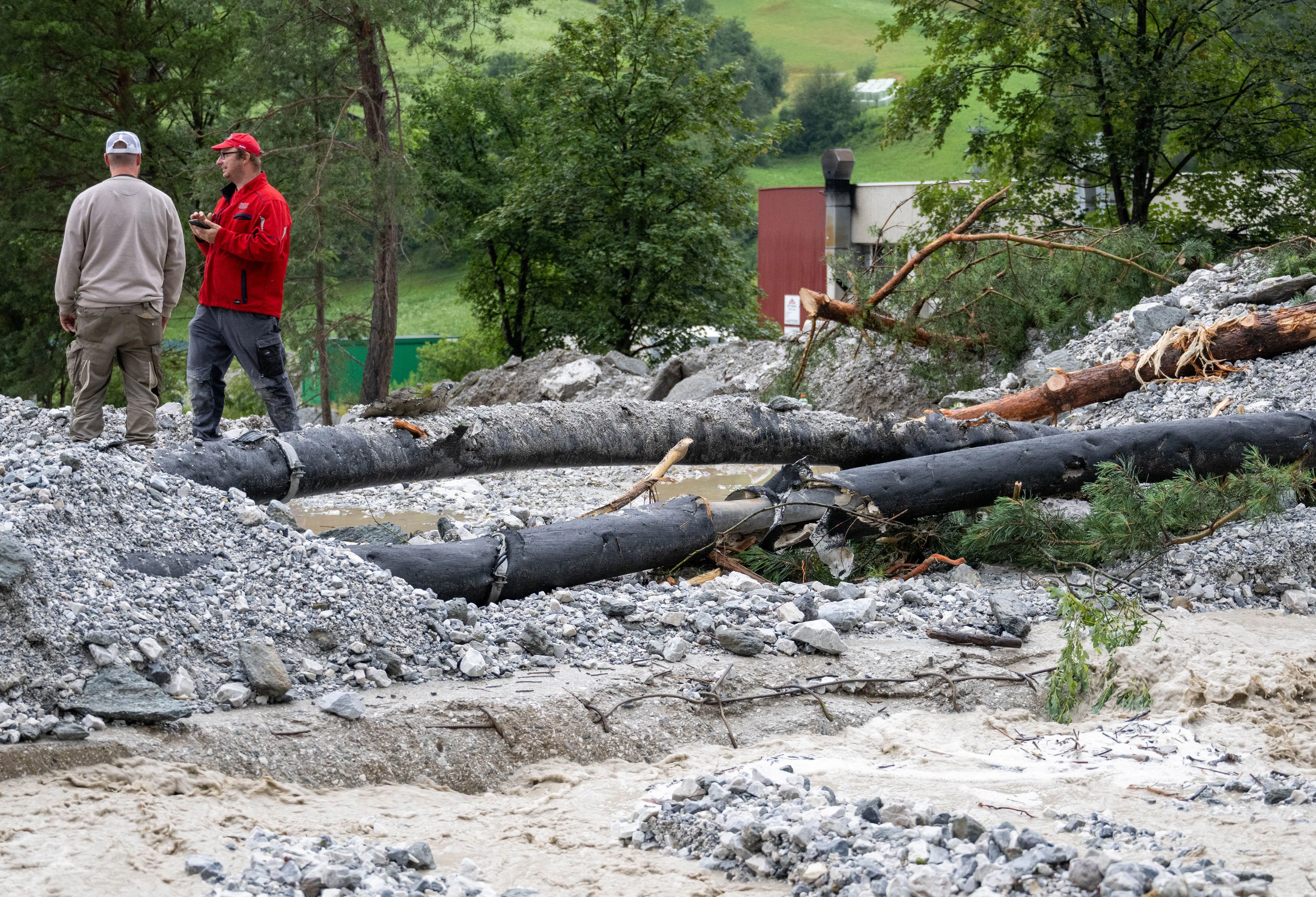 Unwetter, Starkregen und Hagel haben das Staubaital verwüstet – und eine Familie reiste extra als Schaulustige an.