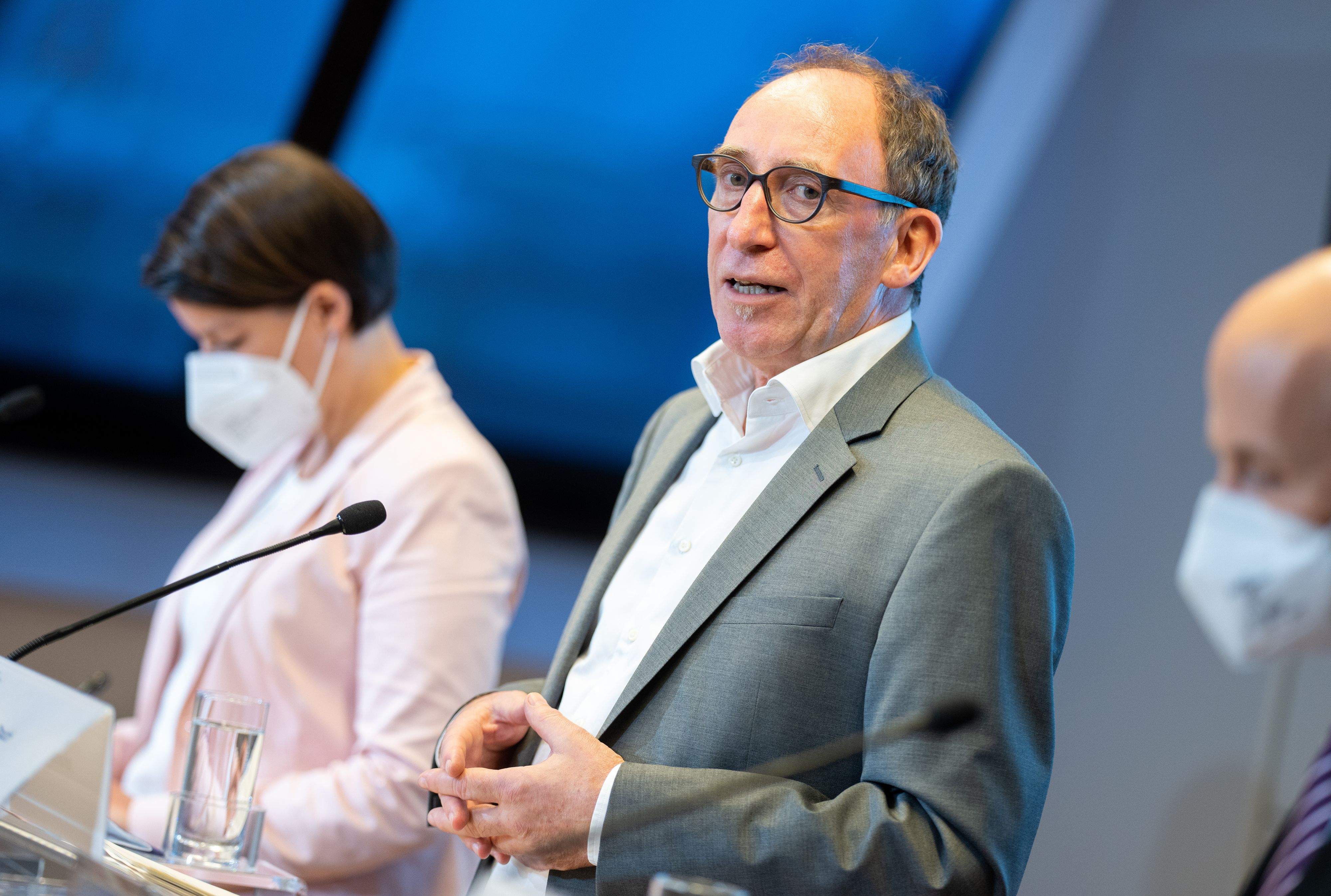 Download von www.picturedesk.com am 26.07.2022 (18:00).  ABD0215_20220726 - WIEN - ÖSTERREICH: Gesundheitsminister Johannes Rauch (Grüne) und Chief Medical Officer Katharina Reich am Dienstag, 26. Juli 2022, anl. einer PK des Sozialministeriums zu den Themen "Quarantäne-Regeln, Absonderung, Schutz von Risikogruppen, Variantenmanagementplan (VMP)" in Wien. - FOTO: APA/GEORG HOCHMUTH - 20220726_PD4612 - Rechteinfo: Rights Managed (RM)