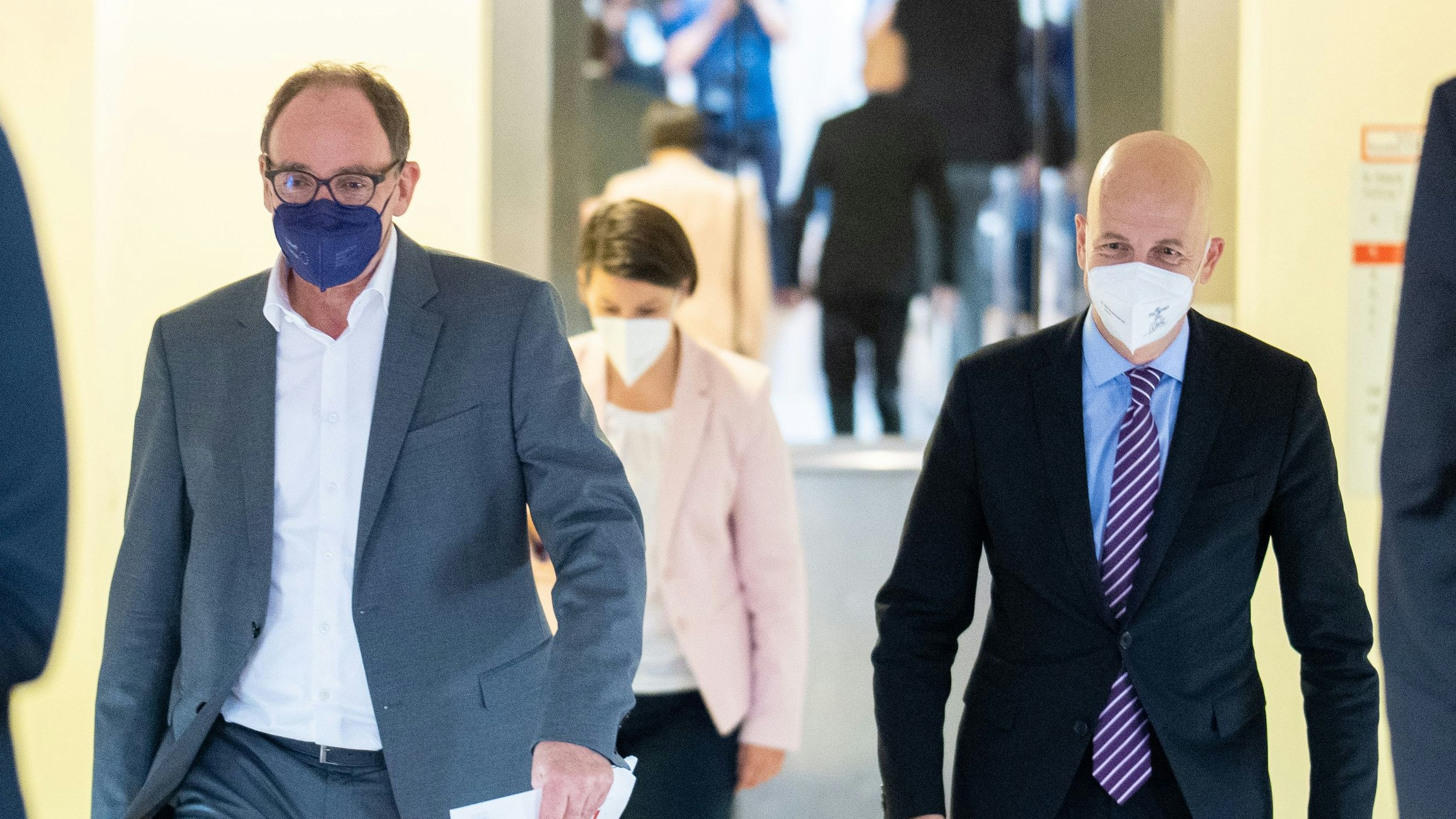 Download von www.picturedesk.com am 26.07.2022 (18:00).  ABD0211_20220726 - WIEN - ÖSTERREICH: vlnr.: Gesundheitsminister Johannes Rauch (Grüne), Chief Medical Officer Katharina Reich und Arbeitsminister Martin Kocher (ÖVP) am Dienstag, 26. Juli 2022, anl. einer PK des Sozialministeriums zu den Themen "Quarantäne-Regeln, Absonderung, Schutz von Risikogruppen, Variantenmanagementplan (VMP)" in Wien. - FOTO: APA/GEORG HOCHMUTH - 20220726_PD4530 - Rechteinfo: Rights Managed (RM)