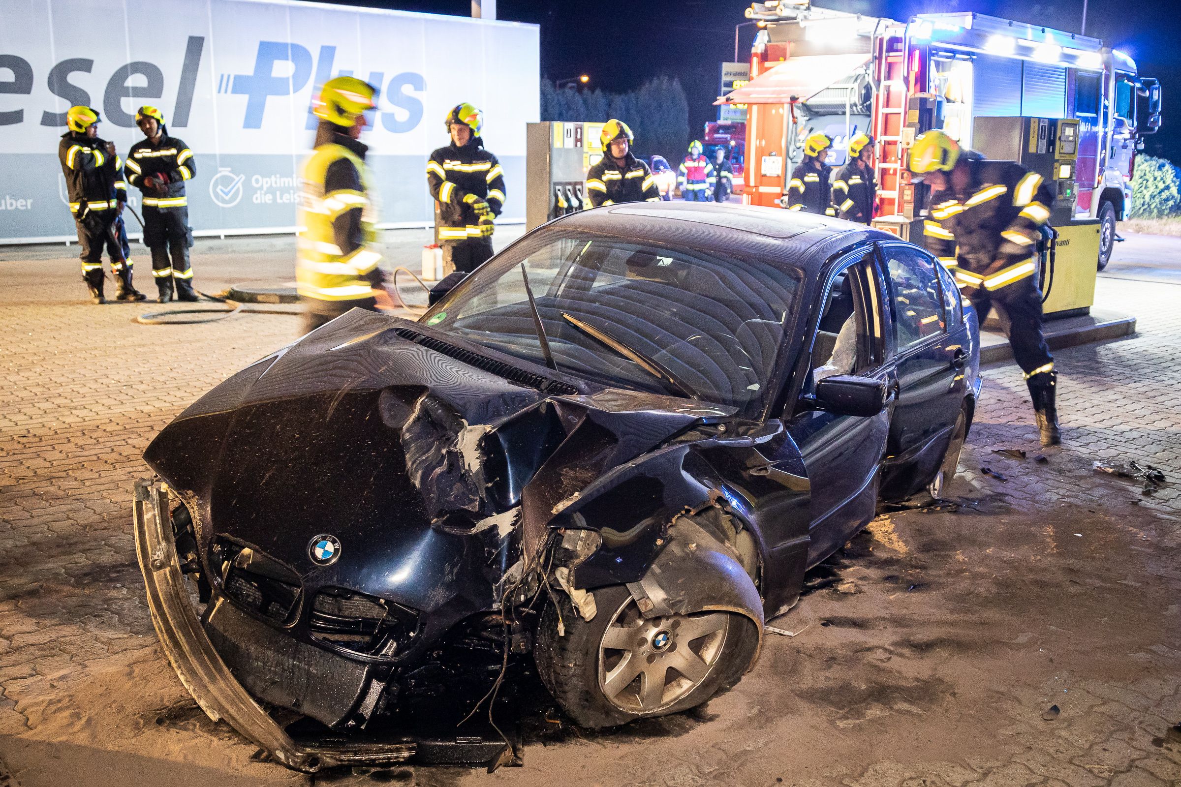 Der Wagen wurde schwer beschädigt. 