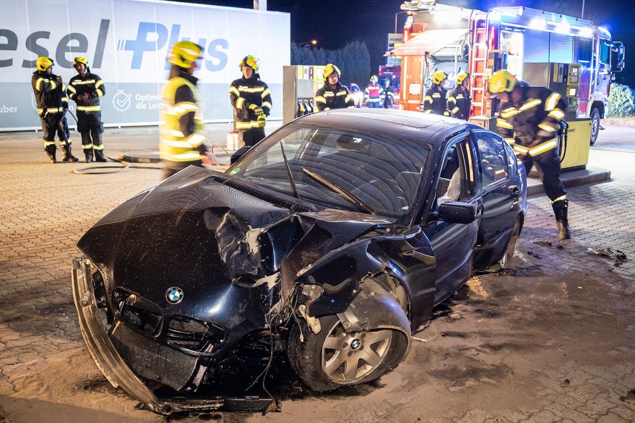 Heute.at - Frau kommt von Straße ab und rast in Tankstelle