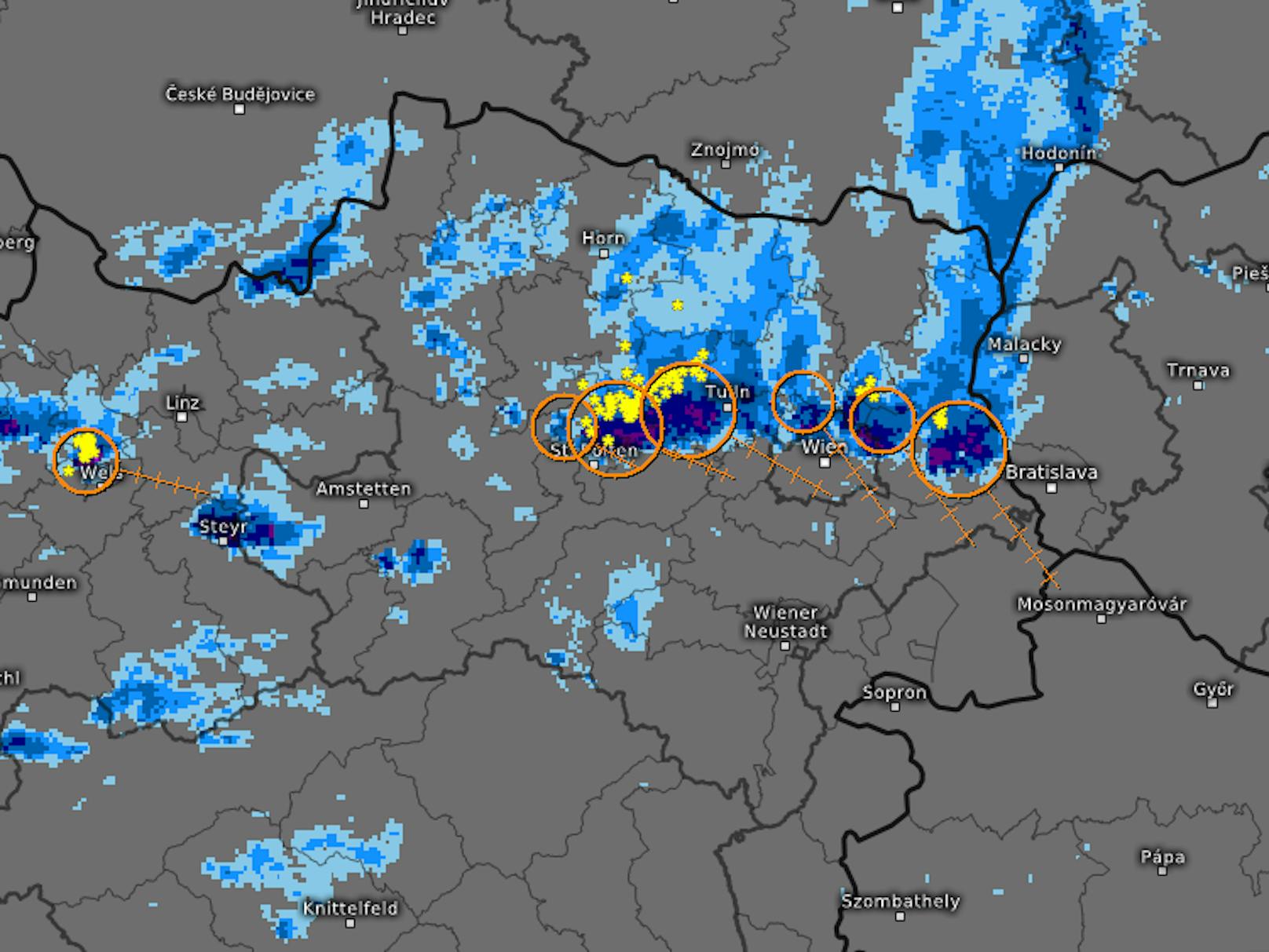 Eine Gewitterfront rollt am Nachmittag des 26. Juli über Wien und NÖ hinweg.