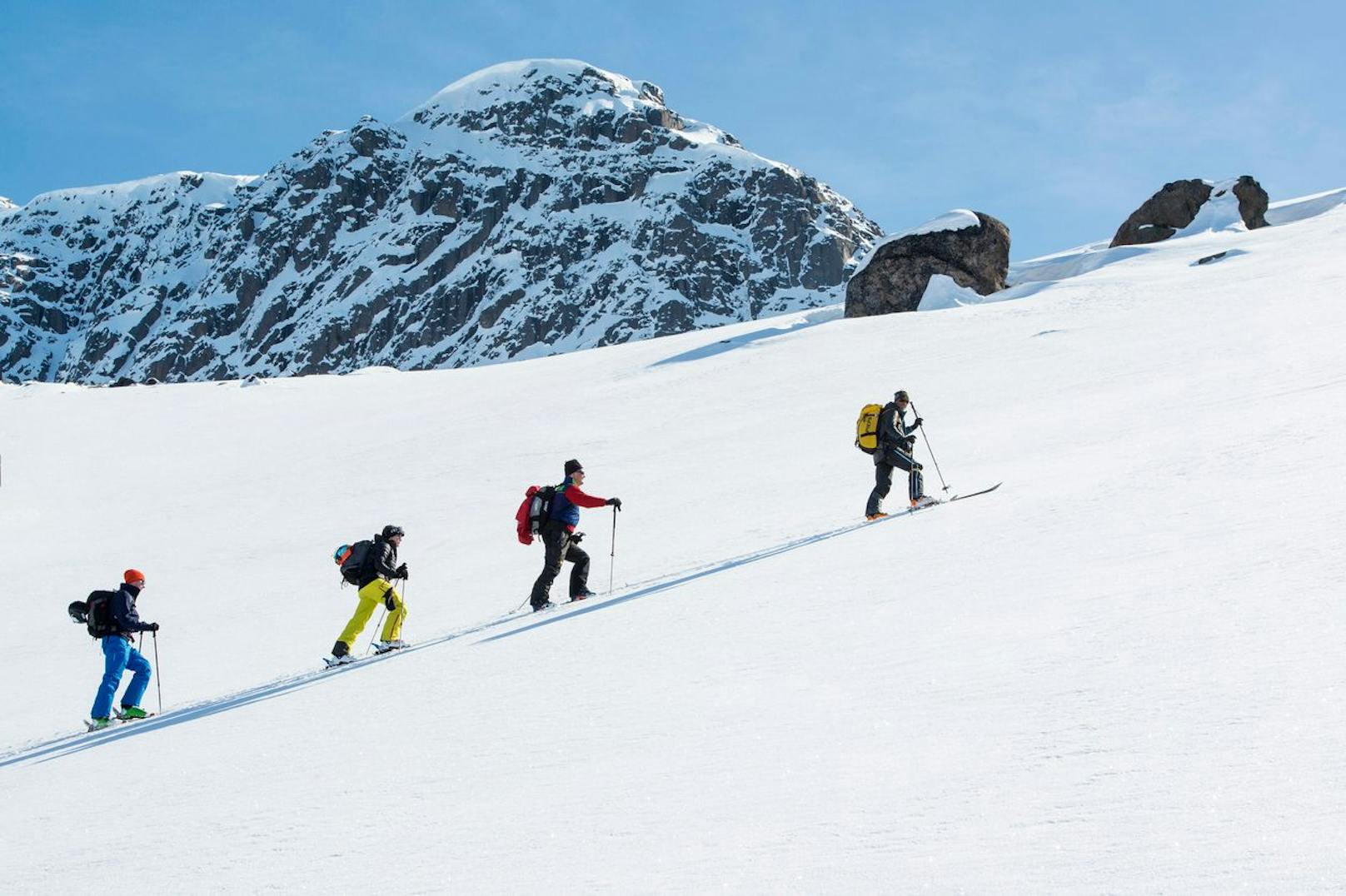 Platz fünf wird Grönland gebührt, wenn es um winterliche Aktivitäten geht. Die Skisaison hält im schneebedeckten Land auch bis zum Mai an.