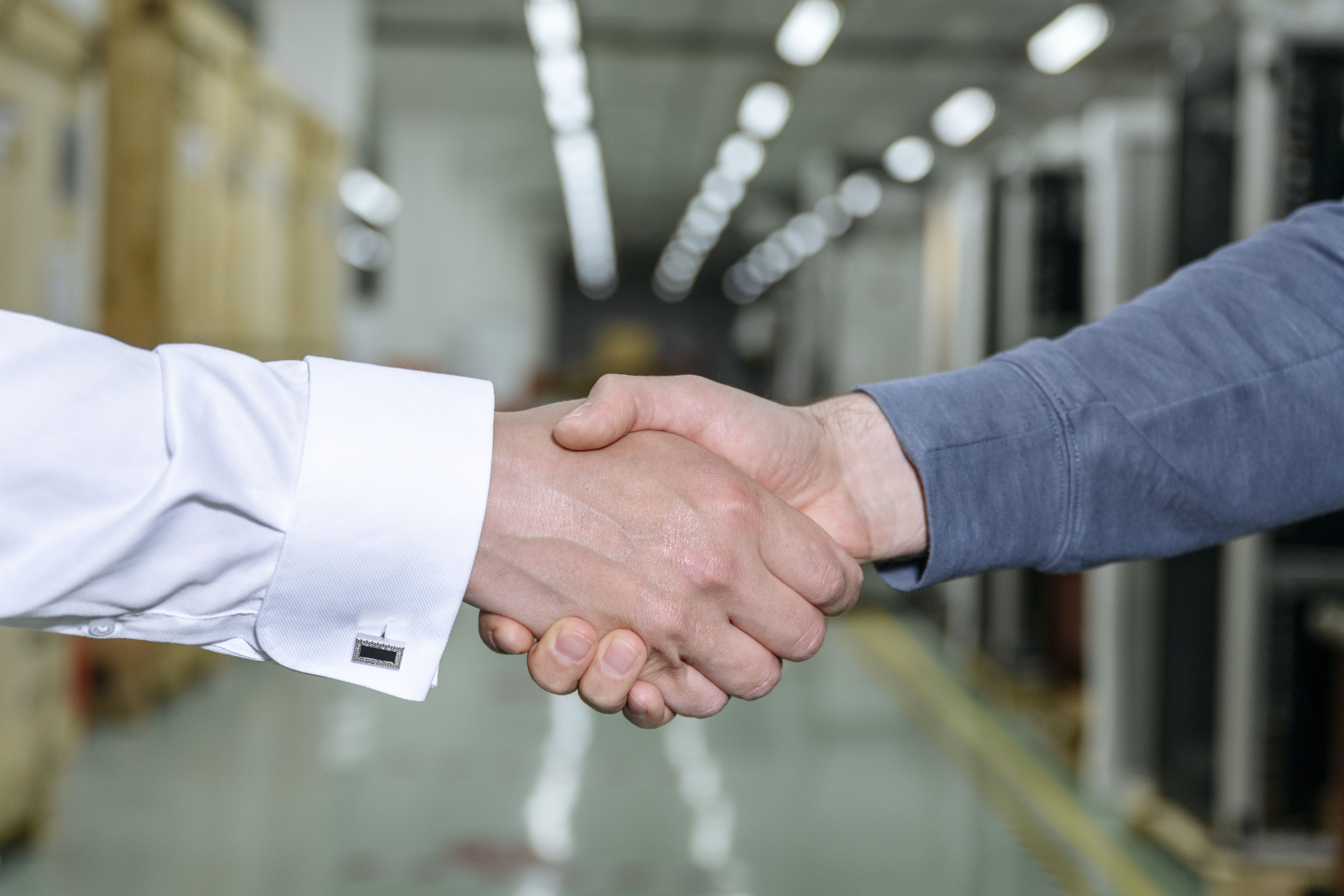 Download von www.picturedesk.com am 26.07.2022 (16:37).  Businessman shaking hands with colleague in factory - 20220627_PD16396 - Rechteinfo: Royalty Free (RF) Model Released