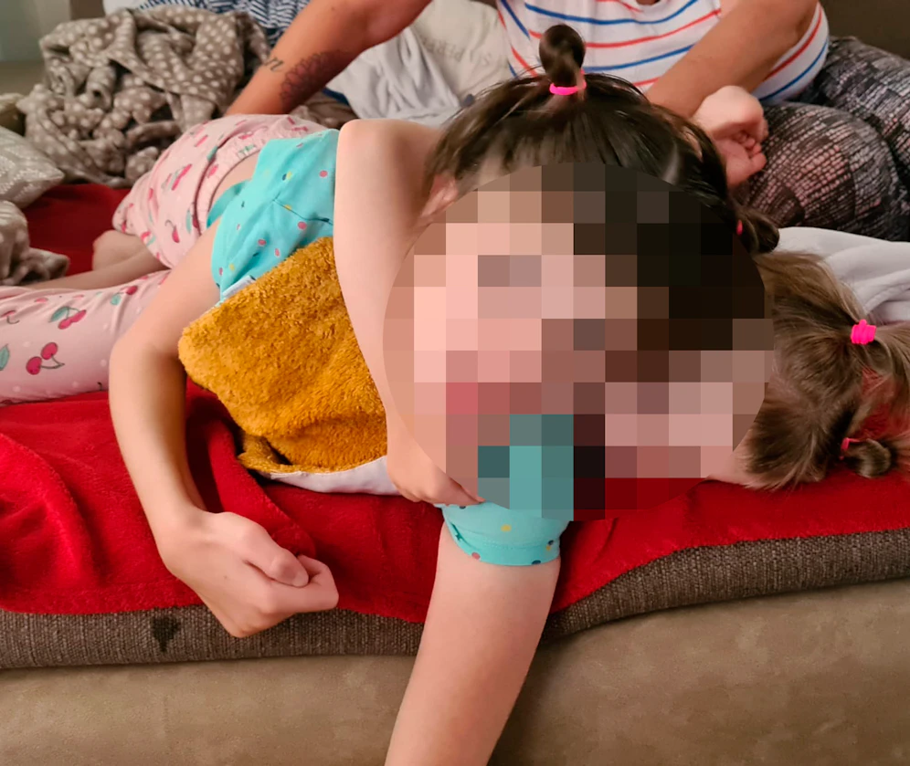 Die Schwestern Lilian (12) und Elena (7) (v.l.) sind aufgrund einer schweren Erkrankung auf 24-Stunden-Pflege angewiesen. Ihre Mama ist nun selbst erkrankt und braucht Unterstützung für ihre Mädchen.