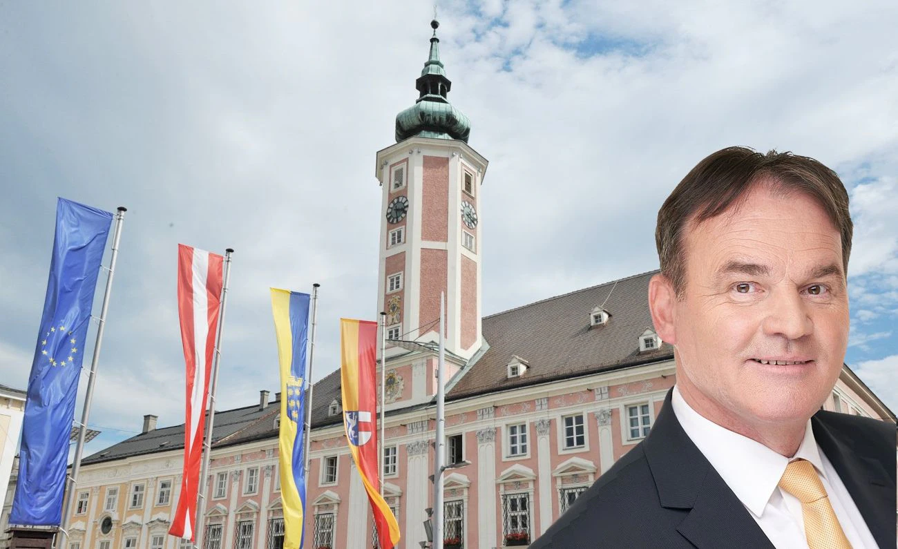 Brader und das St. Pöltner Rathaus im Hintergrund.