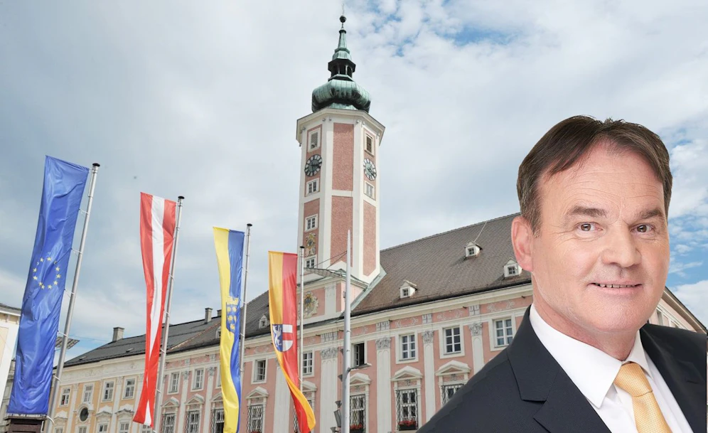 Brader und das St. Pöltner Rathaus im Hintergrund.
