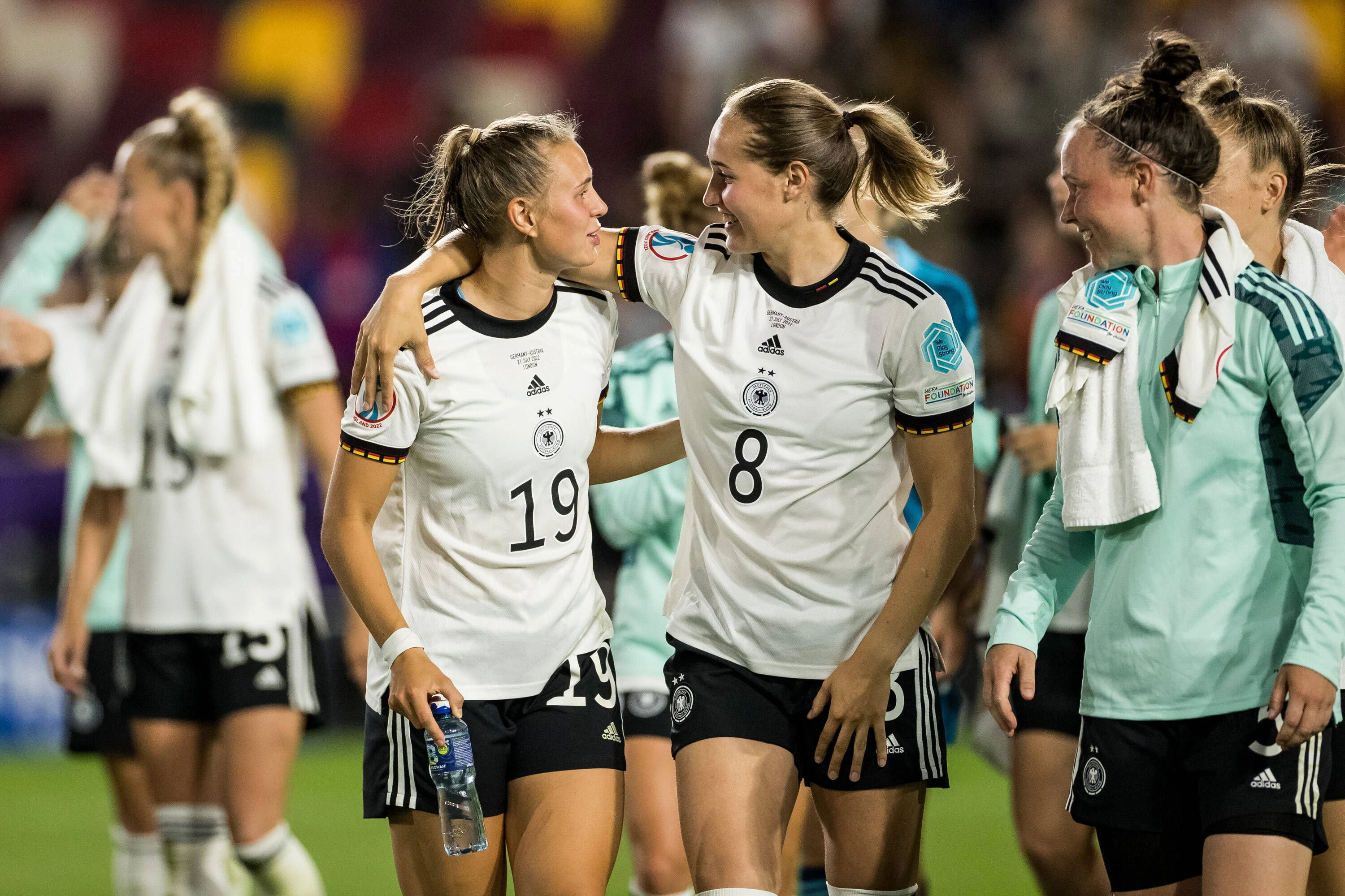 Klara Bühl (links) fällt mit Corona bei der EURO aus.