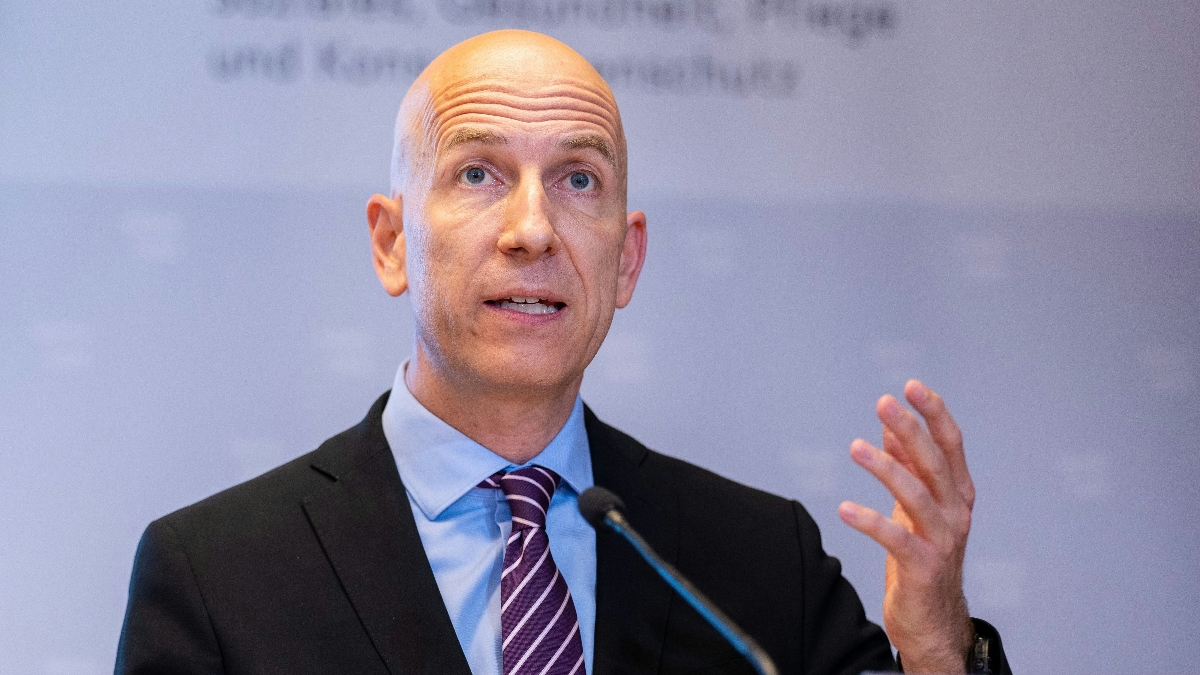 Download von www.picturedesk.com am 26.07.2022 (18:02).  ABD0216_20220726 - WIEN - ÖSTERREICH: Arbeitsminister Martin Kocher (ÖVP) am Dienstag, 26. Juli 2022, anl. einer PK des Sozialministeriums zu den Themen "Quarantäne-Regeln, Absonderung, Schutz von Risikogruppen, Variantenmanagementplan (VMP)" in Wien. - FOTO: APA/GEORG HOCHMUTH - 20220726_PD4629 - Rechteinfo: Rights Managed (RM)