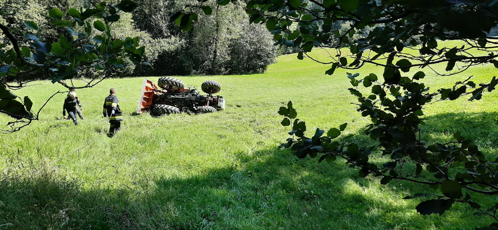 Der Traktor kam seitlich zum Liegen.