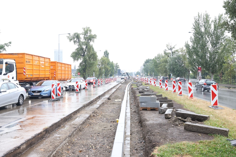 Auf der Wagramer Straße entsteht ein baulich getrennter Zwei-Richtungs-Radweg.&nbsp;