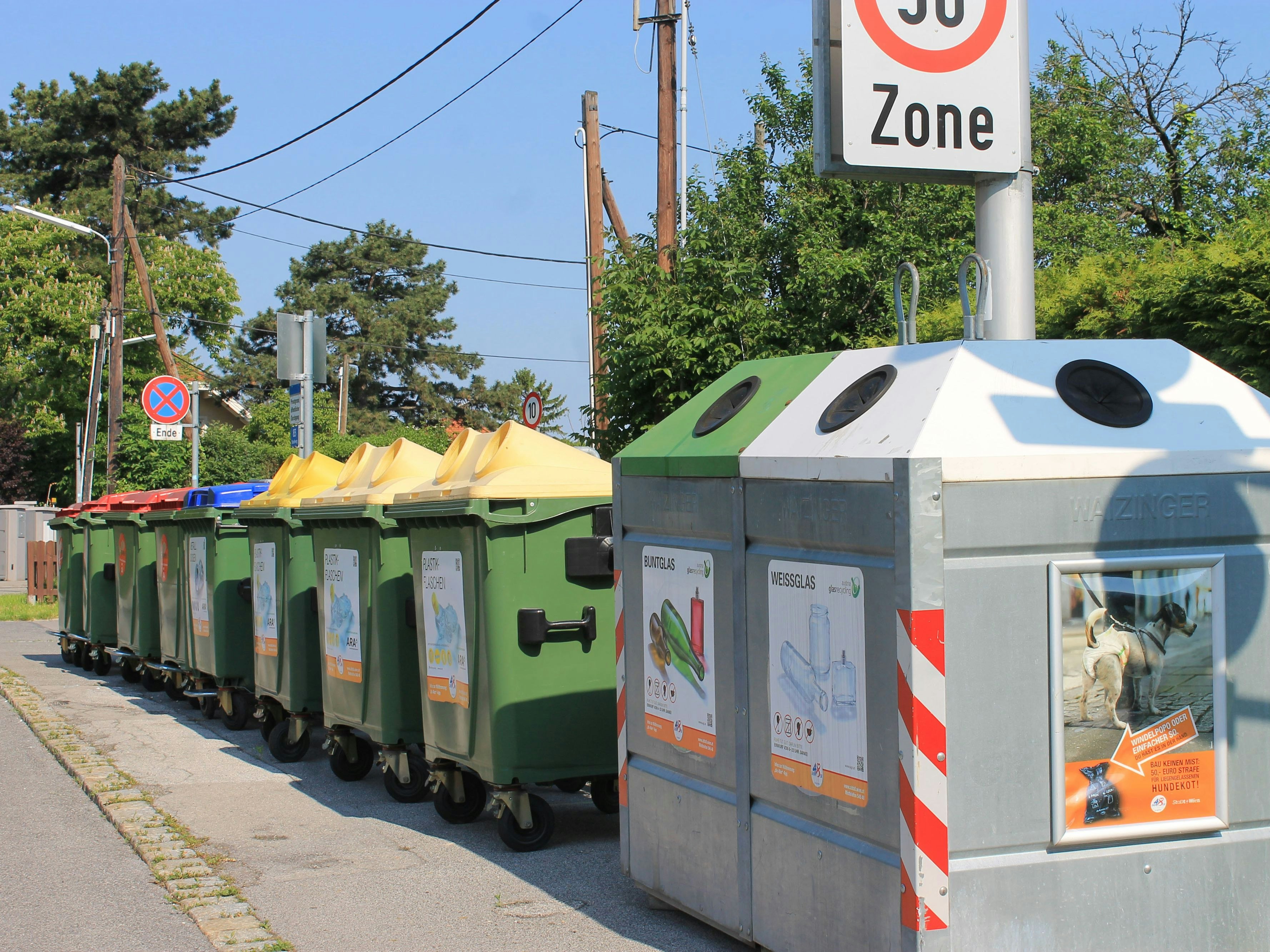 Download von www.picturedesk.com am 25.07.2022 (15:36).  Austria, Vienna-Leopoldau, waste recycling, waste separation, bottle bank, scrap metal, wastepaper, plastic waste, 2019/05/26 - 20190827_PD4443 - Rechteinfo: Rights Managed (RM)