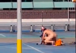 Ungeniert fallen die beiden übereinander her.