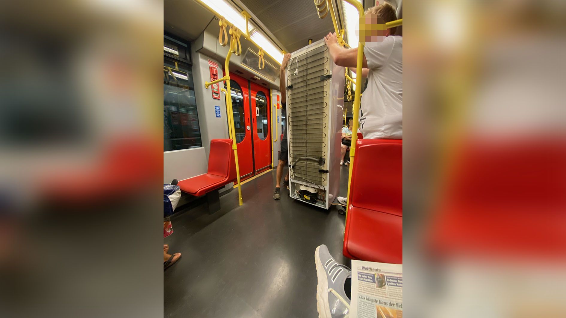 Mit seinem ungewöhnlichen Transport erregte ein Wiener in der U6 besonders viel Aufmerksamkeit.