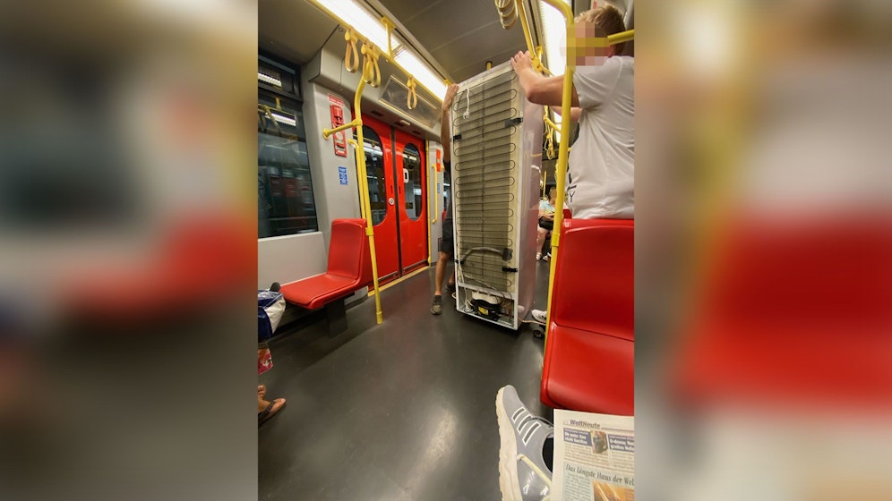 Mit seinem ungewöhnlichen Transport erregte ein Wiener in der U6 besonders viel Aufmerksamkeit.