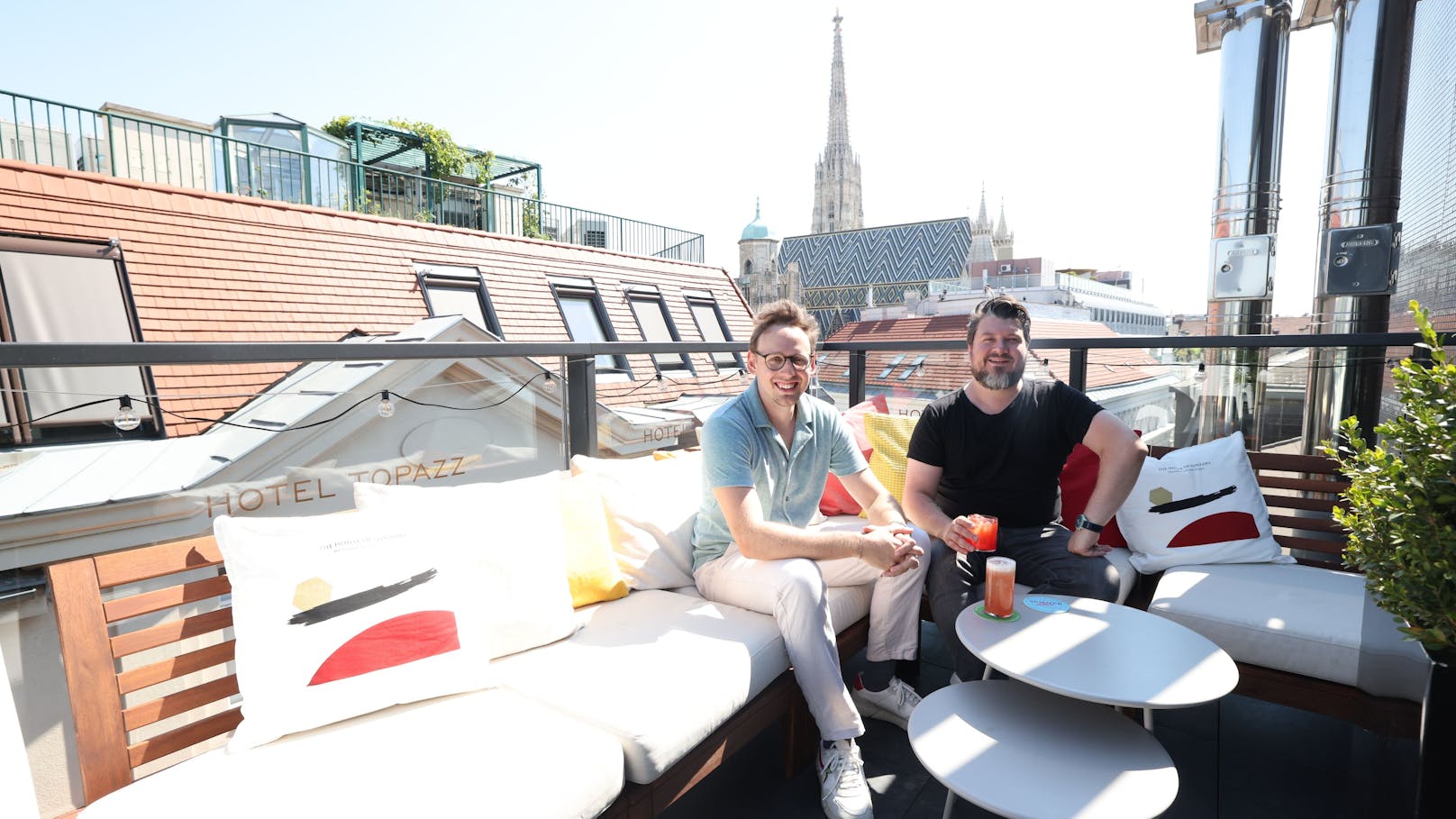 Co-Betreiber David Kranabitl (30) und&nbsp;Dominik Möller vom "Truth &amp; Dare" betreiben über den Sommer eine Pop-up Bar im Penthouse des Hotel Topazz.