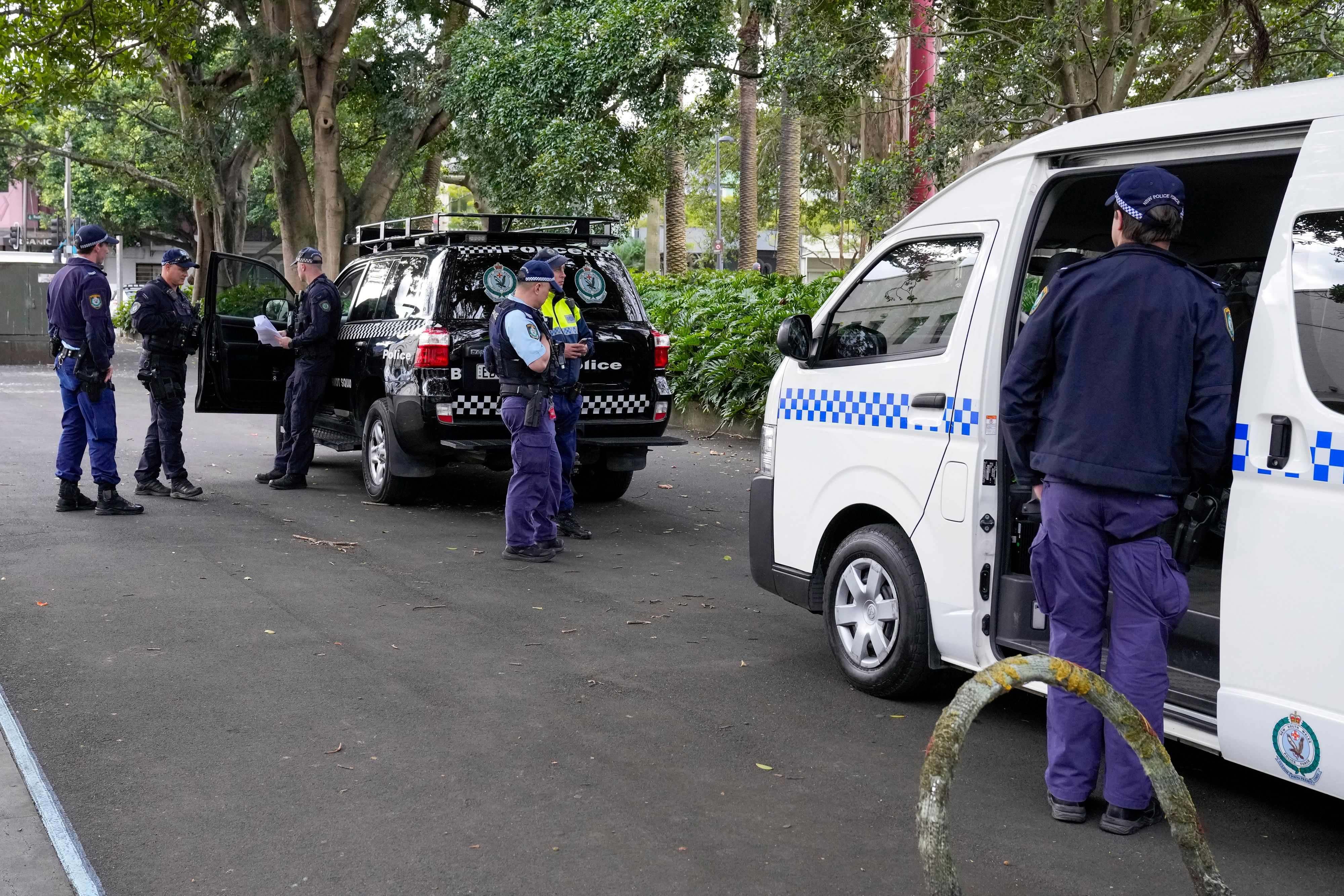Download von www.picturedesk.com am 26.07.2022 (15:42).  Police patrol a park where Blockade Australia protest organizer Sally-Anne Brown held a press conference in Sydney, Australia, Monday, June 27, 2022. News of AustraliaÄôs increasing greenhouse gas emissions comes as climate activist group Blockade Australia kicked off a weeklong campaign of disruption in Sydney by shutting down the downtown Sydney Harbor Tunnel during Monday morningÄôs peak traffic period. (AP Photo/Mark Baker) - 20220627_PD0823 - Rechteinfo: Rights Managed (RM)