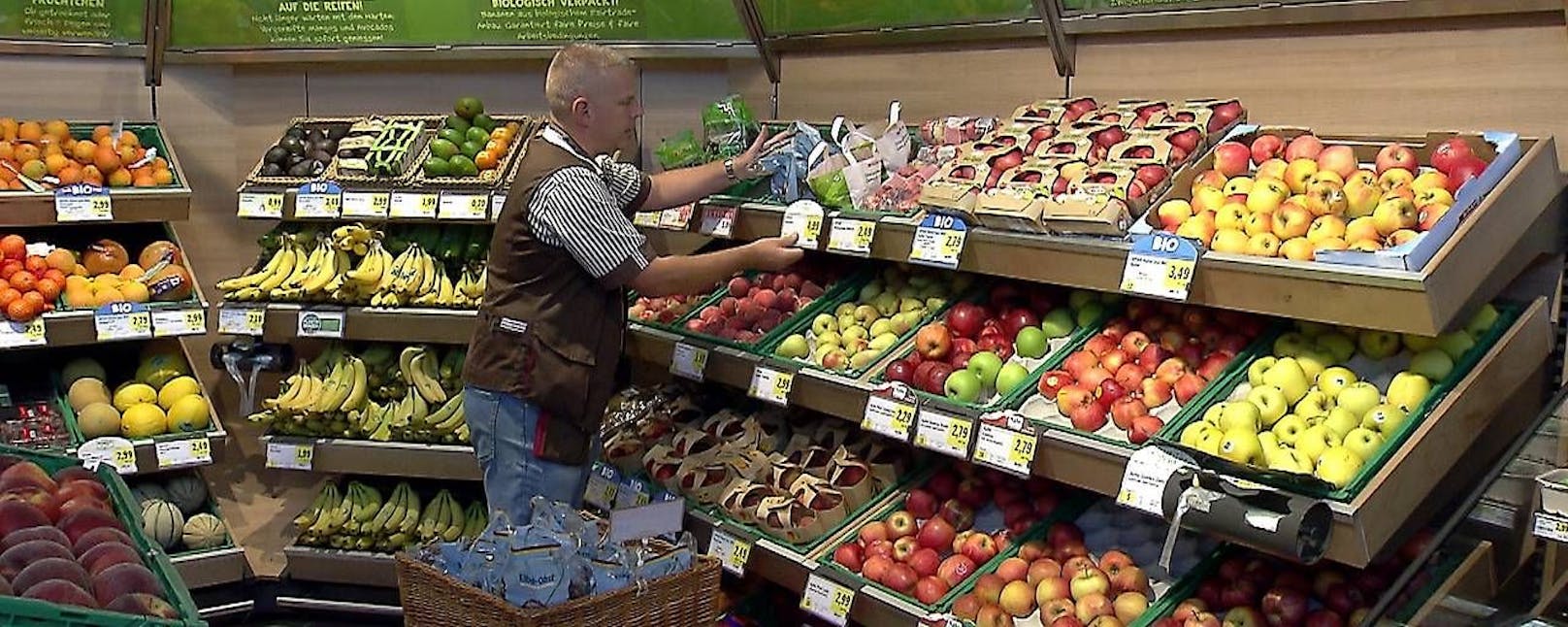 Neben kleinen Lebensmittelhändlern sind auch große Supermarktketten wie Spar auf der Suche nach Mitarbeitern.