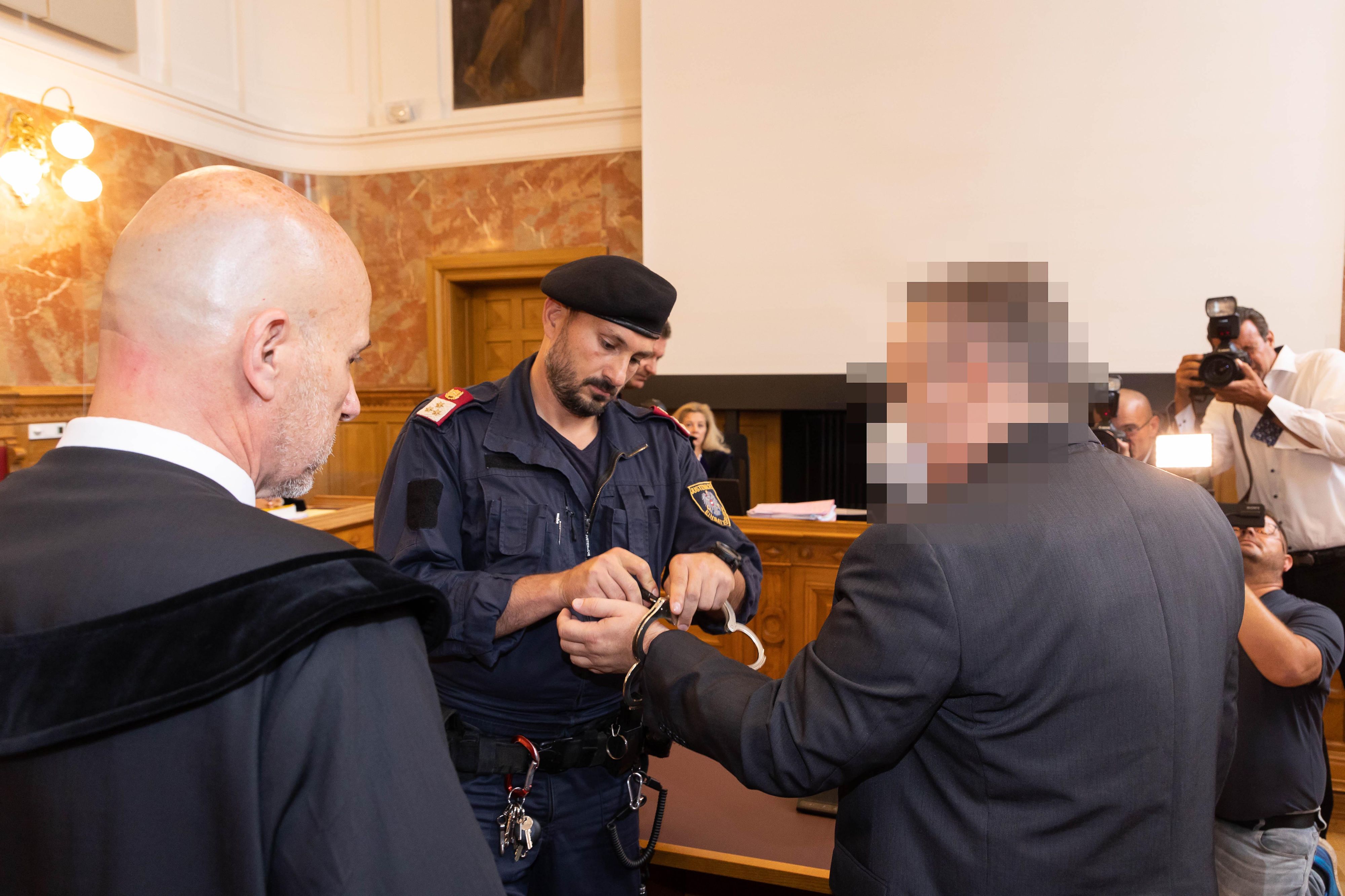 Der Angeklagte (r.) gestand vor Gericht, nun fasste er die Höchststrafe aus.