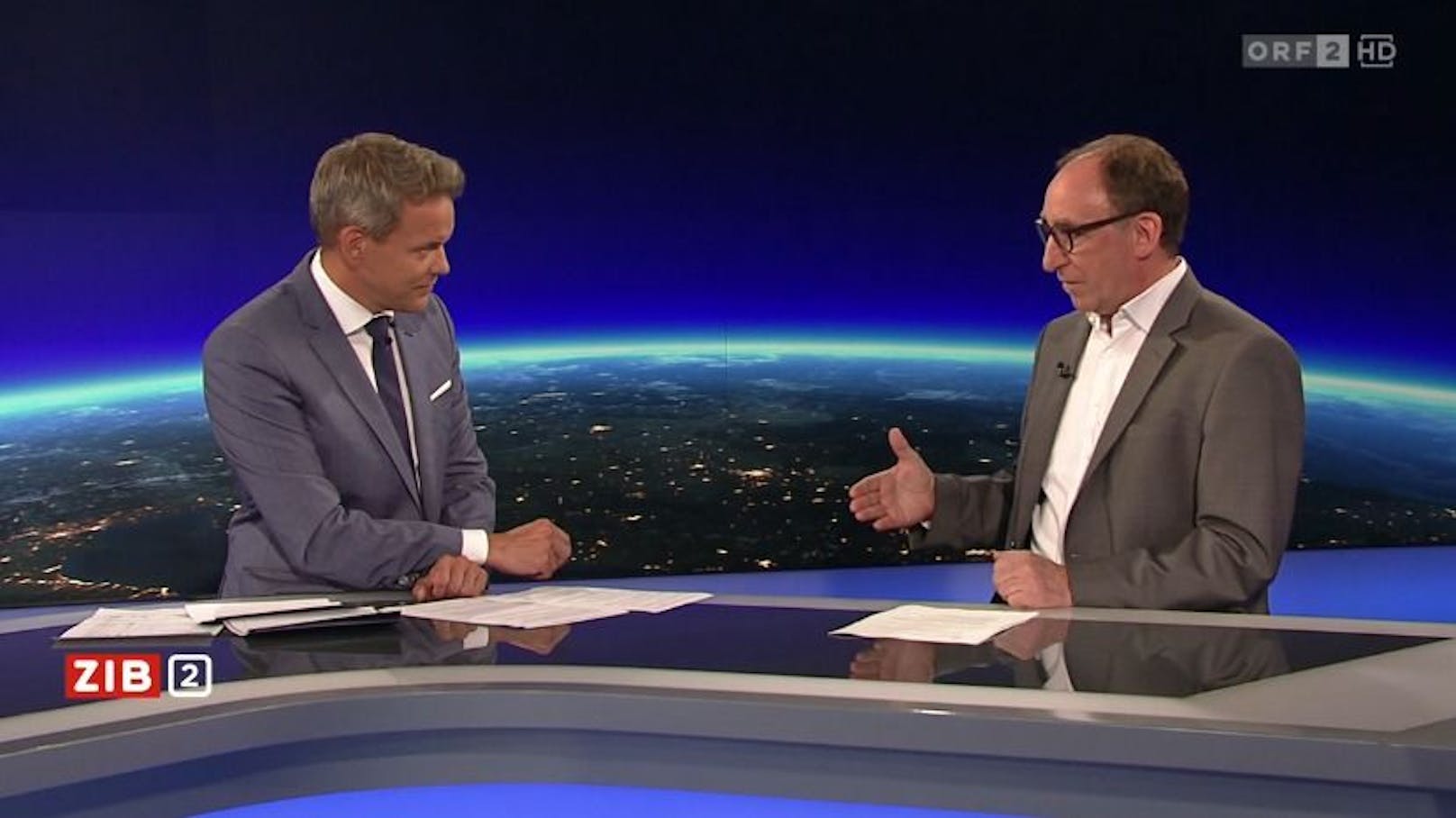 ORF-Moderator Martin Thür im Gespräch mit Gesundheitsminister Johannes Rauch.