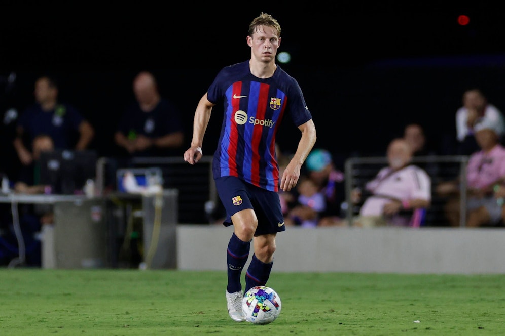 Frenkie de Jong darf nun doch bei Barcelona bleiben. 