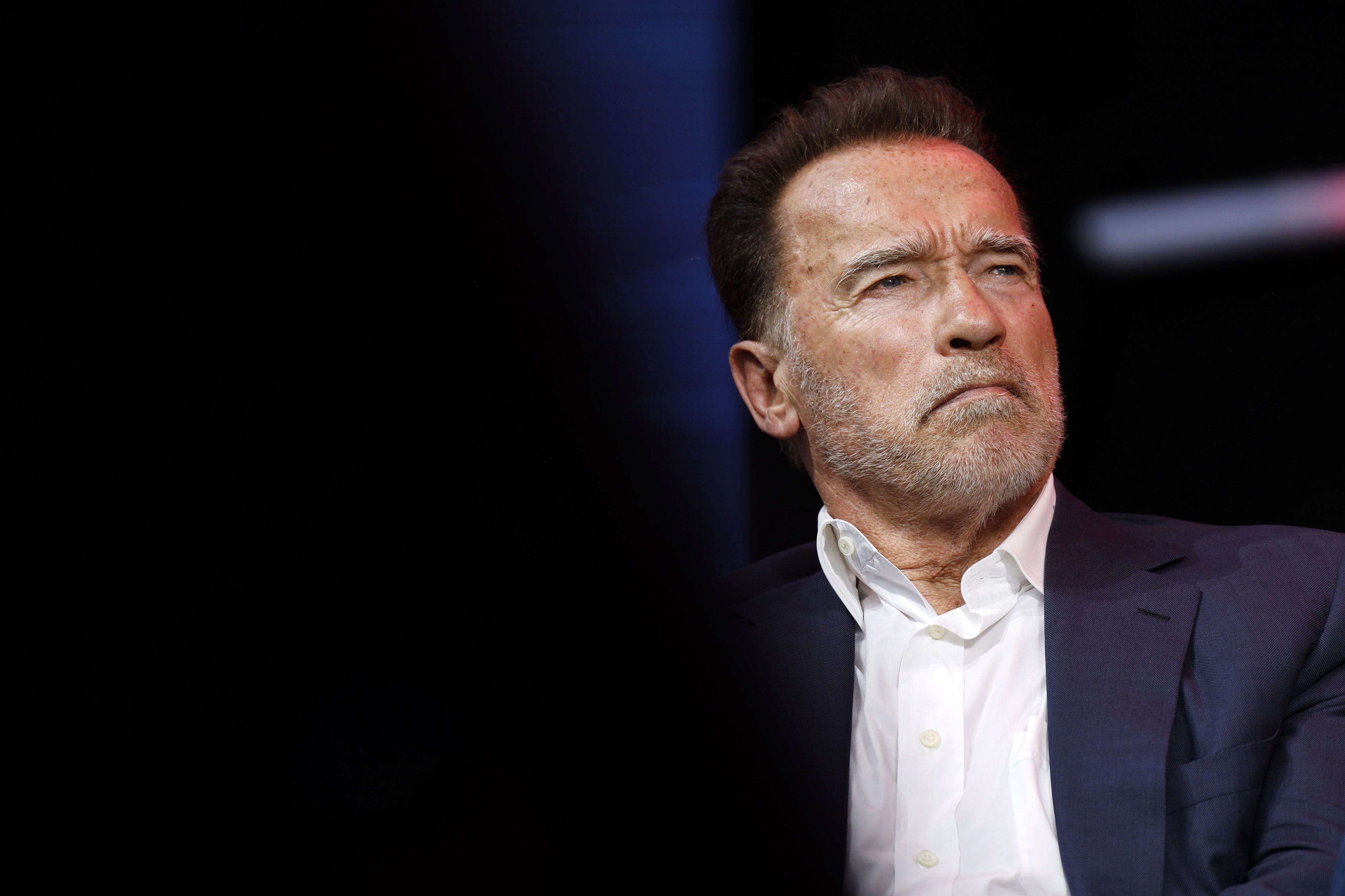 Arnold Schwarzenegger rief zum Beenden des Kriegs auf. Einem russischen Lehrer kommt das nun teuer zu stehen.