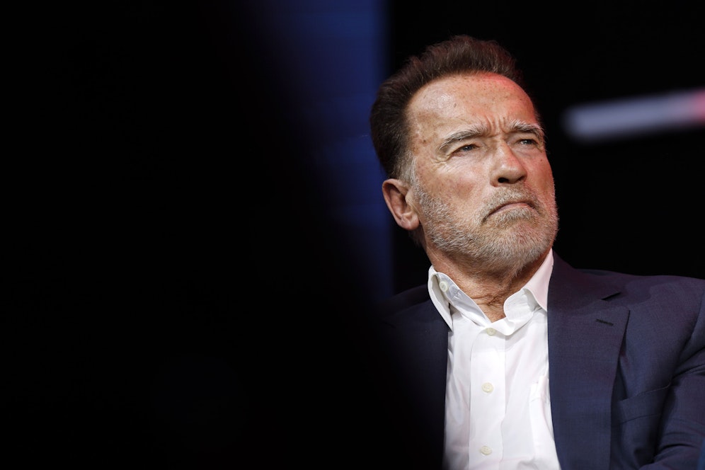 Arnold Schwarzenegger rief zum Beenden des Kriegs auf. Einem russischen Lehrer kommt das nun teuer zu stehen.