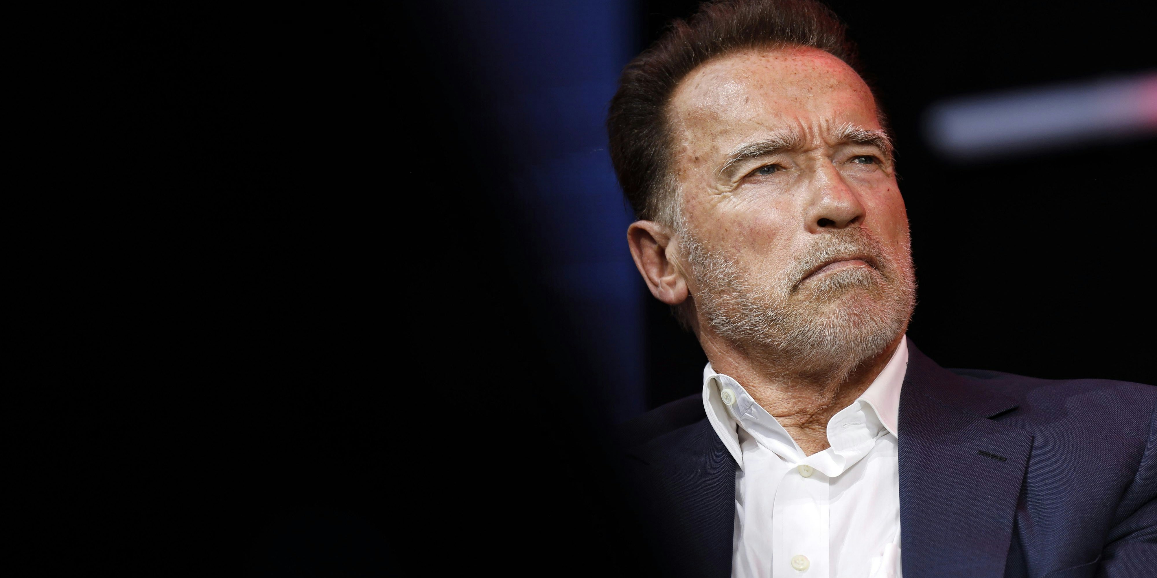 Arnold Schwarzenegger rief zum Beenden des Kriegs auf. Einem russischen Lehrer kommt das nun teuer zu stehen.