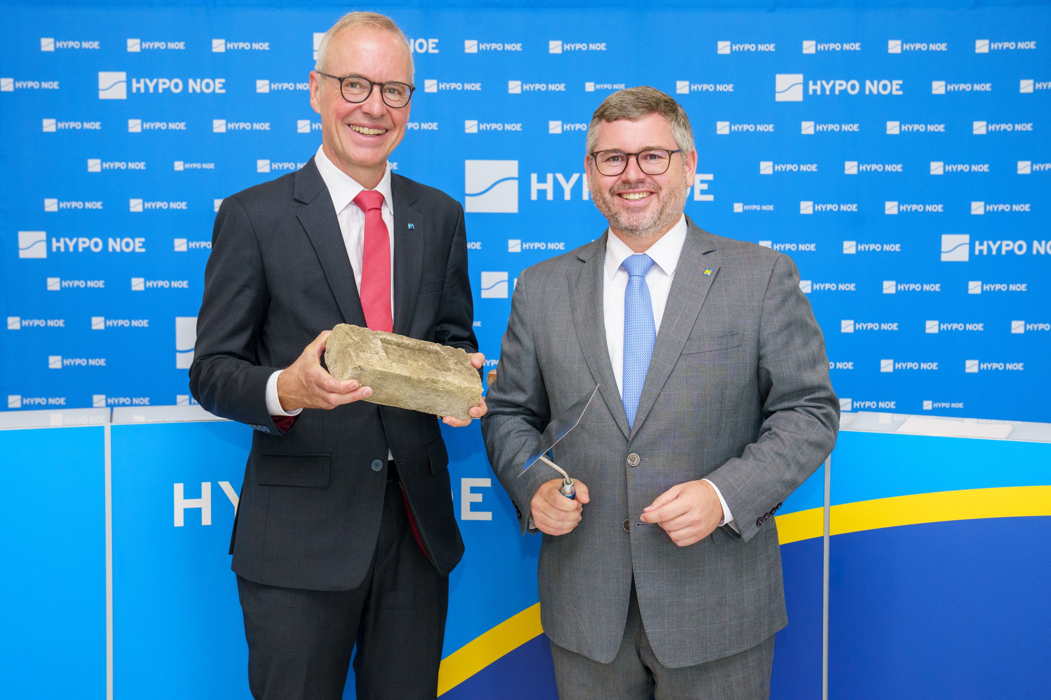 HYPO NOE Vorstand Wolfgang Viehauser und Finanzlandesrat Ludwig Schleritzko