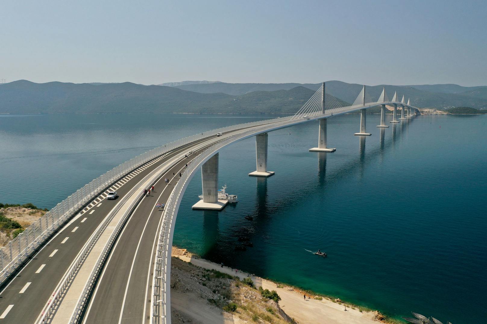 Die Brücke ist mehr als zwei Kilometer lang und verbindet den südlichen Landesteil mit dem Rest Kroatiens.