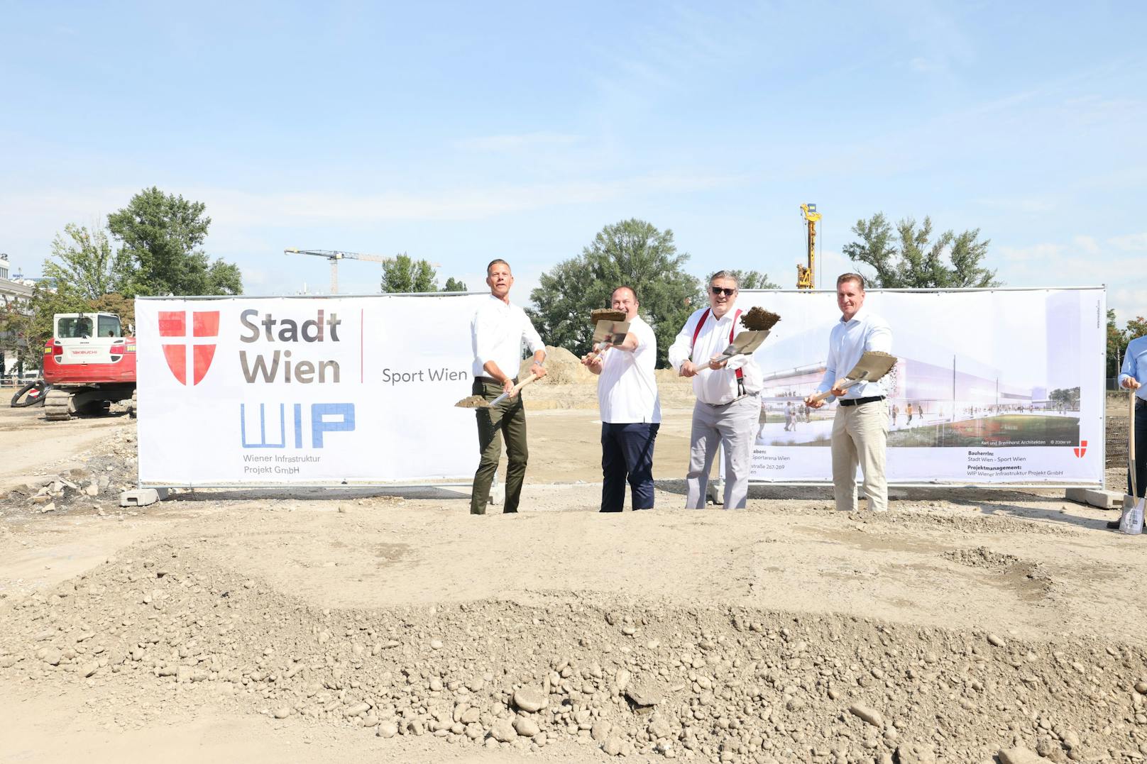 Anatol Richter (Leiter des MA-51 Sport), Alexander Nicolai (Bezirkschef Leopoldstadt), Peter Hacker (Stadtrat für Soziales, Gesundheit und Sport) und Oliver Stribl (Wien Holding) (v.l.) beim ersten Spatenstich.