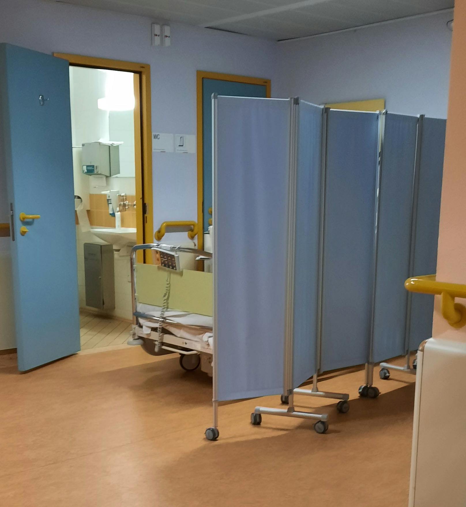 Auf der Unfallchirurgischen Abteilung in der Wiener Klinik Donaustadt liegen mehrere Patienten am Gang.