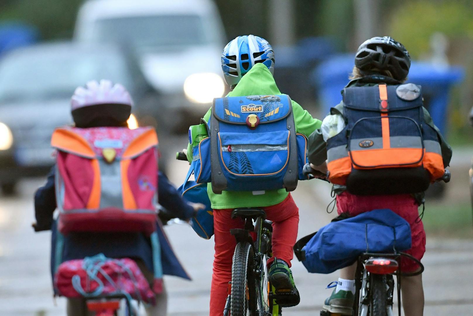 Von 10 bis 12 Jahren dürfen Kinder mit bestandener Radfahr-Prüfung ohne Begleitperson in die Pedale treten.