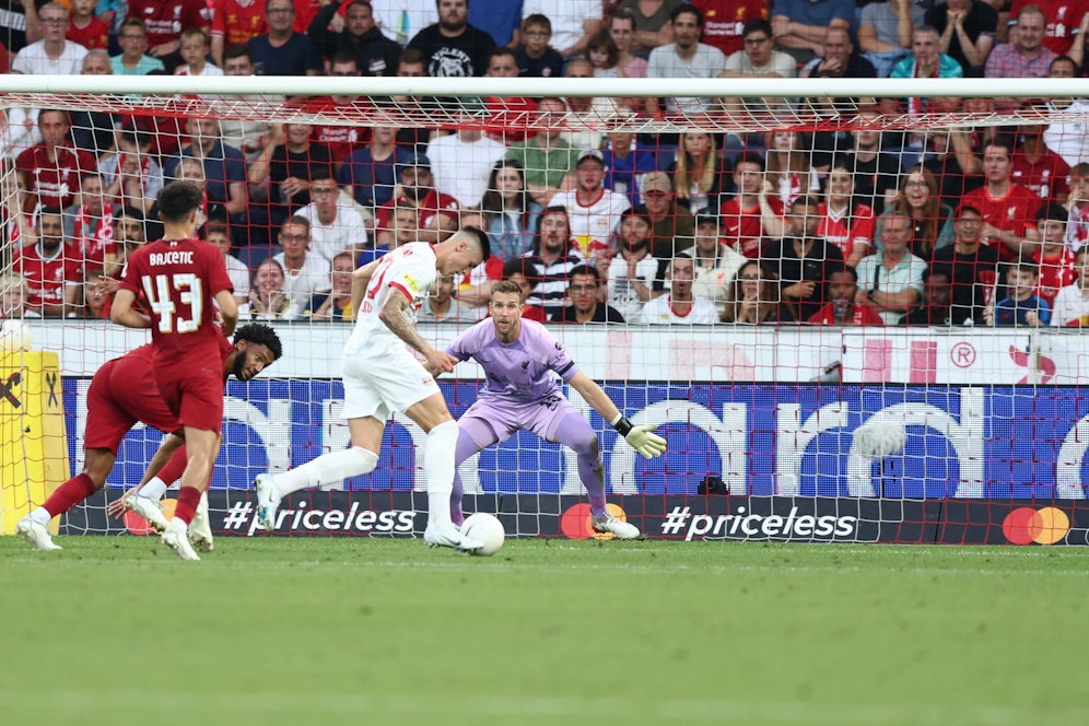 Benjamin Sesko schießt das 1:0 gegen Liverpool.