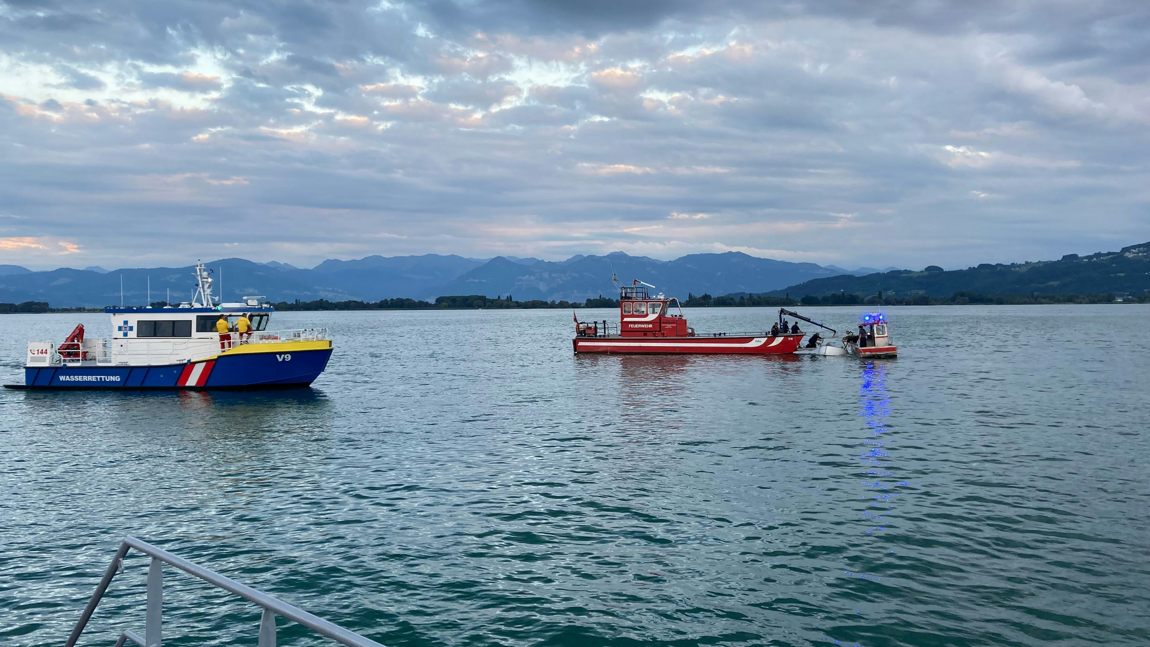 Ein Motorboot mit mehreren Personen an Bord kenterte.