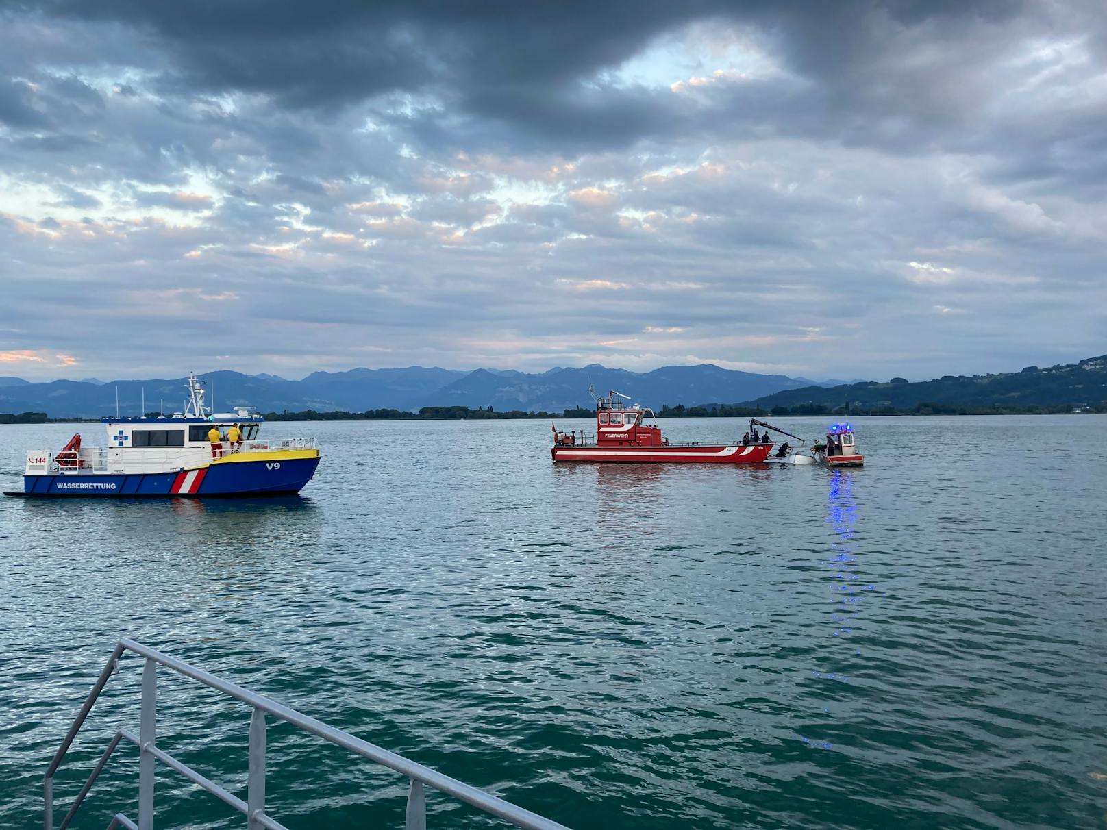 Motorboot mit mehreren Wasser-Sportlern gekentert