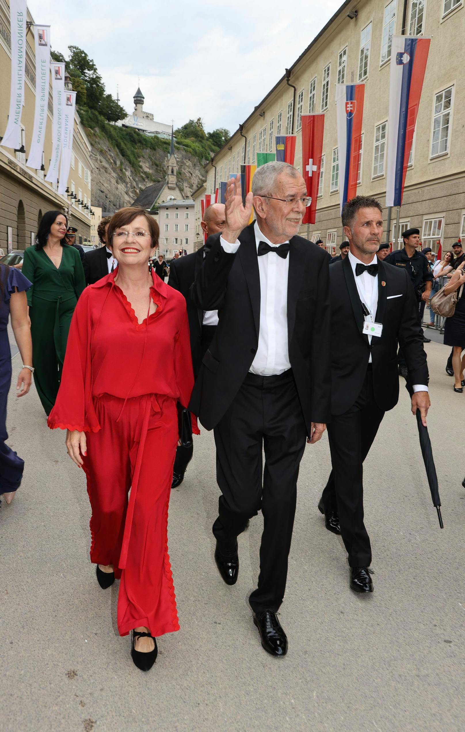 Bundespräsident Alexander van der Bellen stillvoll, wie man ihn kennt, in schwarzem Anzug mit Fliege und weißem Hemd und an seiner Seite Ehefrau Doris Schmidauer modern&nbsp;statt im Kleid in der roten Hose.
