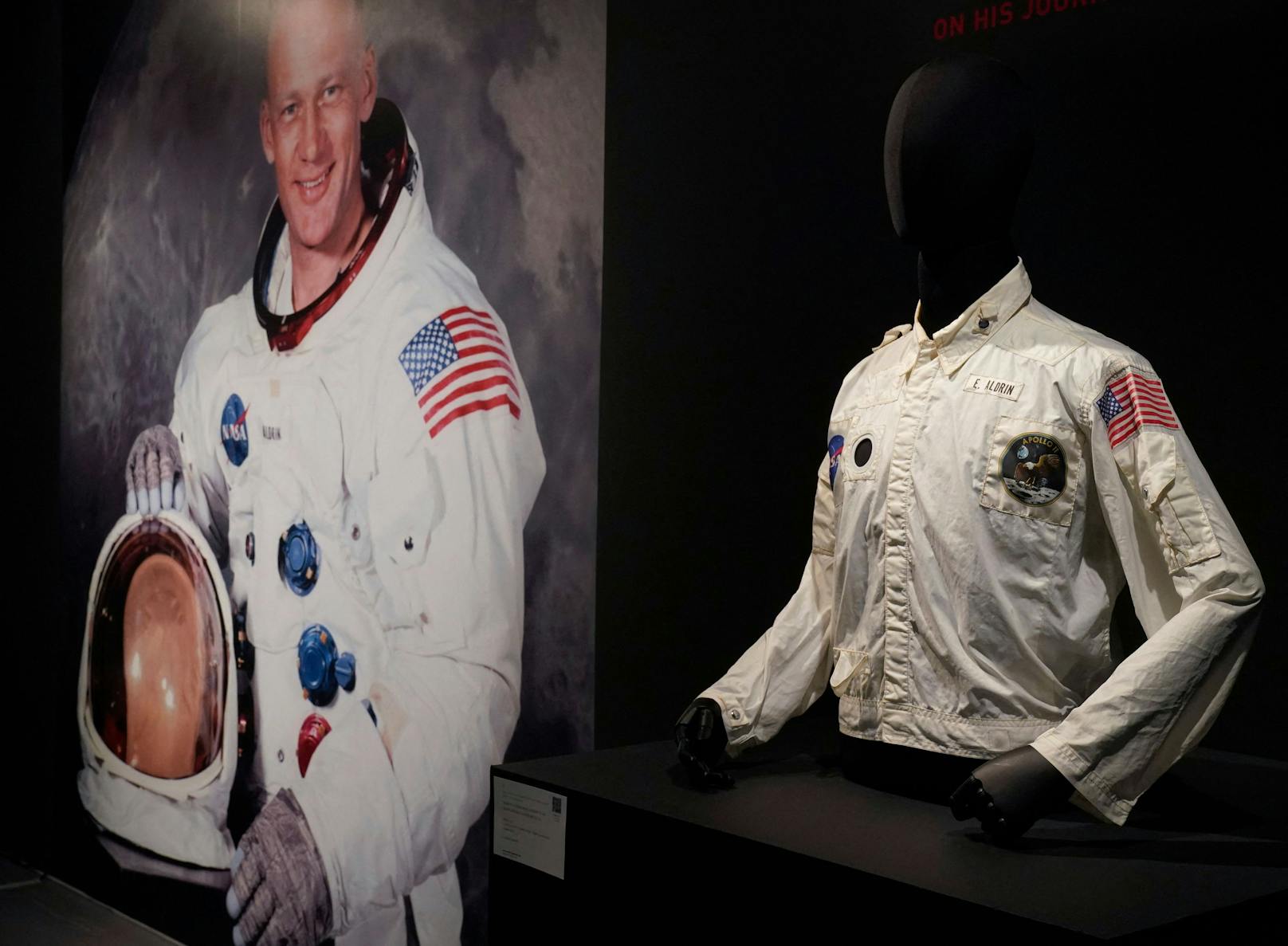 Die Jacke, mit der Ex-Astronaut Buzz Aldrin (92) vor rund einem halben Jahrhundert an Bord der Apollo 11-Mission zum Mond flog, ist in New York für fast drei Millionen Dollar versteigert worden.
