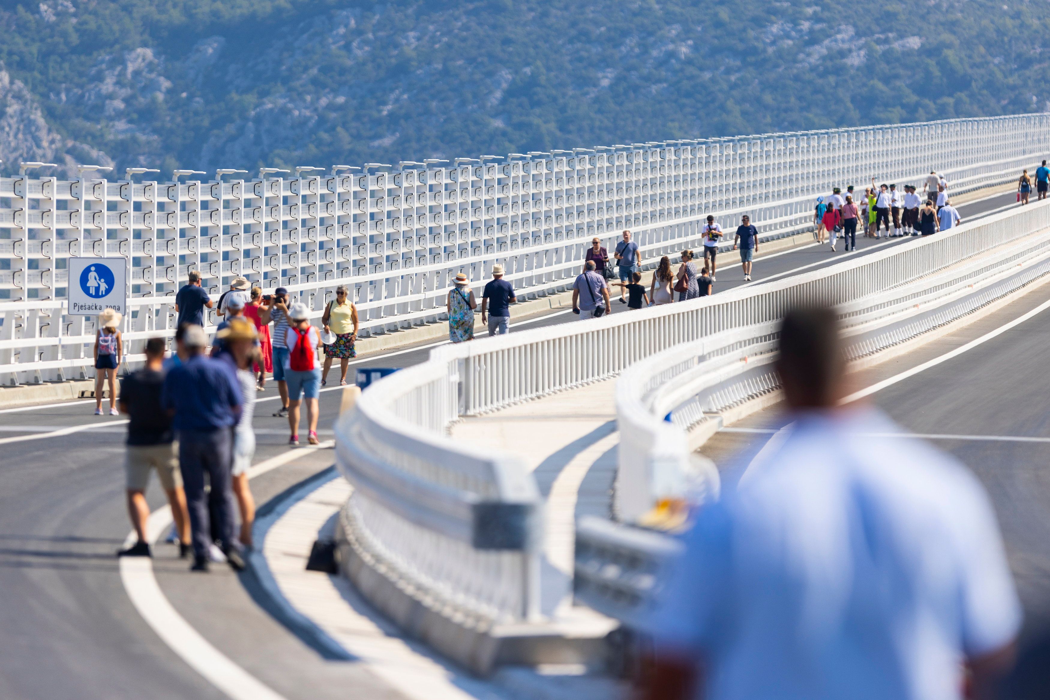 Download von www.picturedesk.com am 27.07.2022 (15:05).  26.07.2022, Brijesta, CRO, Eröffnung Peljesac Brücke, Die 2404 Meter lange und 22,5 Meter breite Peljesac-Brücke ist eine zweispurige Extradosed-Brücke im Süden Kroatiens. die Baukosten werden mit 550 Millionen Euro beziffert davon beteiligte sich die EU mit 357 Millionen, im Bild Menschen auf der Peljeski-Brücke vor der Eröffnungszeremonie der Peljesac-Brücke // during the opening ceremony of 2404 meter long and 22.5 meter wide Peljesac Bridge. in Brijesta, Croatia on 2022/07/26. EXPA Pictures © 2022, PhotoCredit: EXPA/ Pixsell/ Milan Sabic *****ATTENTION - for AUT, SLO, SUI, SWE, ITA, FRA only***** - 20220726_PD7920 - Rechteinfo: Rights Managed (RM)