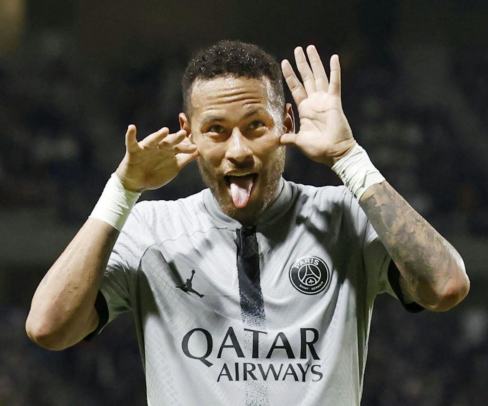 Paris-Star Neymar jubelt schelmisch gegen Osaka.