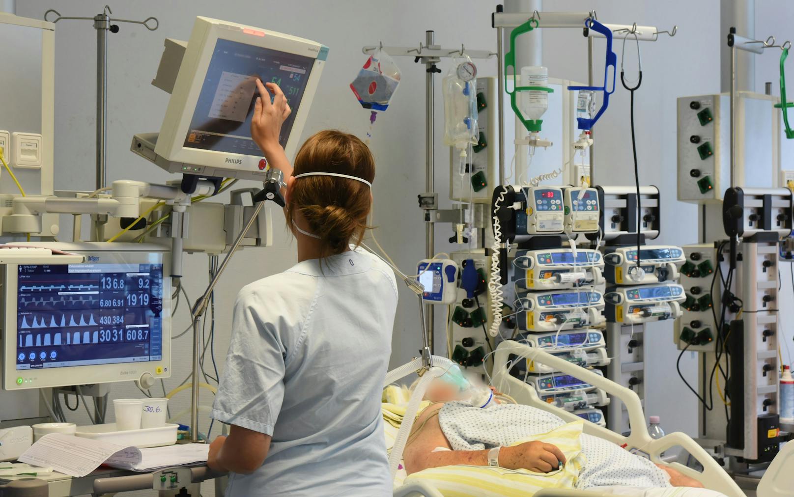 Erste Spitäler in Österreich melden bereits wieder, dass sie wegen der Zahl der Corona-Patienten überlastet sind und Operationen verschieben müssen.