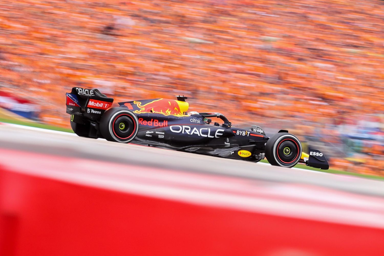 Max Verstappen vor dem orangen Fanmeer in Spielberg.