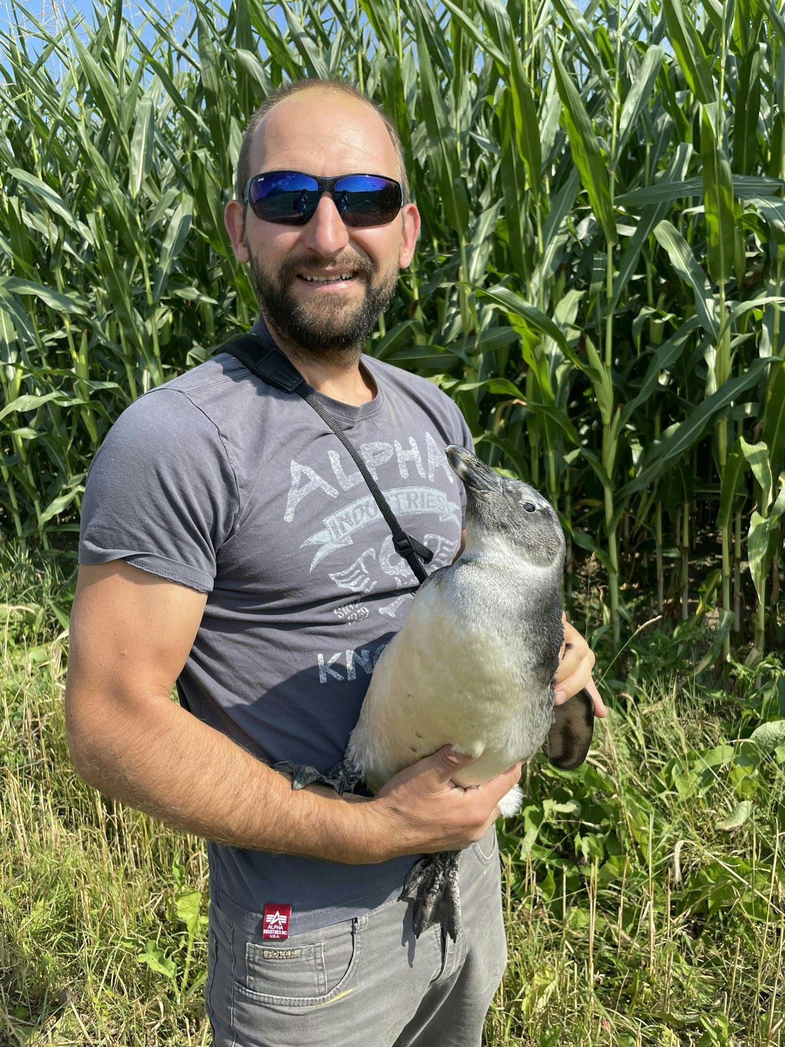 Tierpfleger Andreas Gfrerer war natürlich glücklich, seinen kleinen Wasservogel wieder in Arme schließen zu können. Wie er raus kam? Keiner weiß es ... 