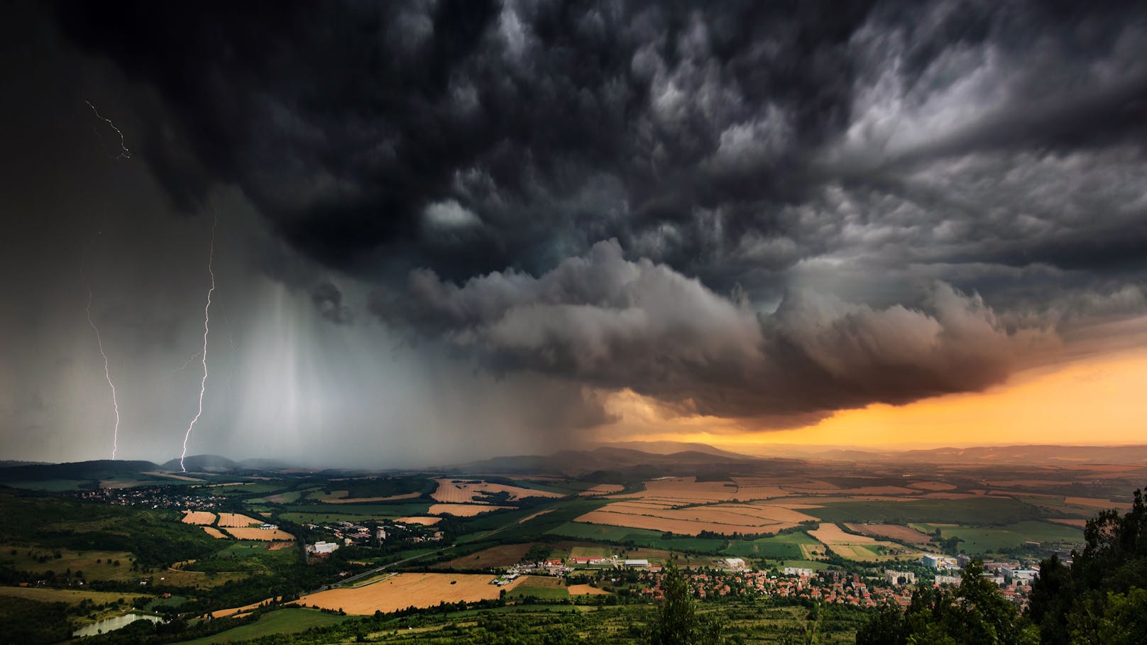 Hitze, Hagel, Blitze, Sturm und Starkregen – das Wetter in Österreich wird ungemütlich.