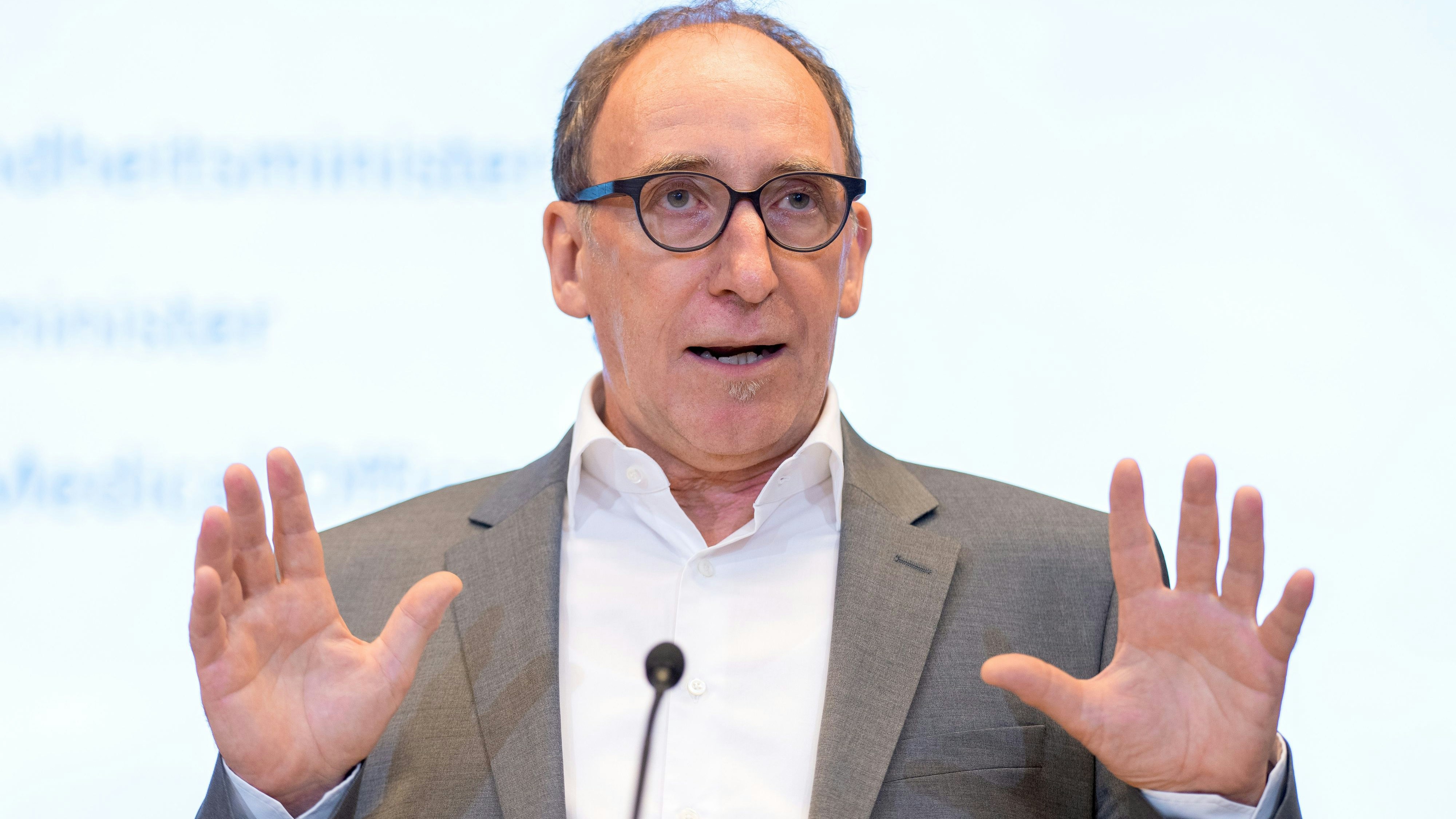 Download von www.picturedesk.com am 27.07.2022 (14:42).  ABD0212_20220726 - WIEN - ÖSTERREICH: Gesundheitsminister Johannes Rauch (Grüne) am Dienstag, 26. Juli 2022, anl. einer PK des Sozialministeriums zu den Themen "Quarantäne-Regeln, Absonderung, Schutz von Risikogruppen, Variantenmanagementplan (VMP)" in Wien. - FOTO: APA/GEORG HOCHMUTH - 20220726_PD4565 - Rechteinfo: Rights Managed (RM)